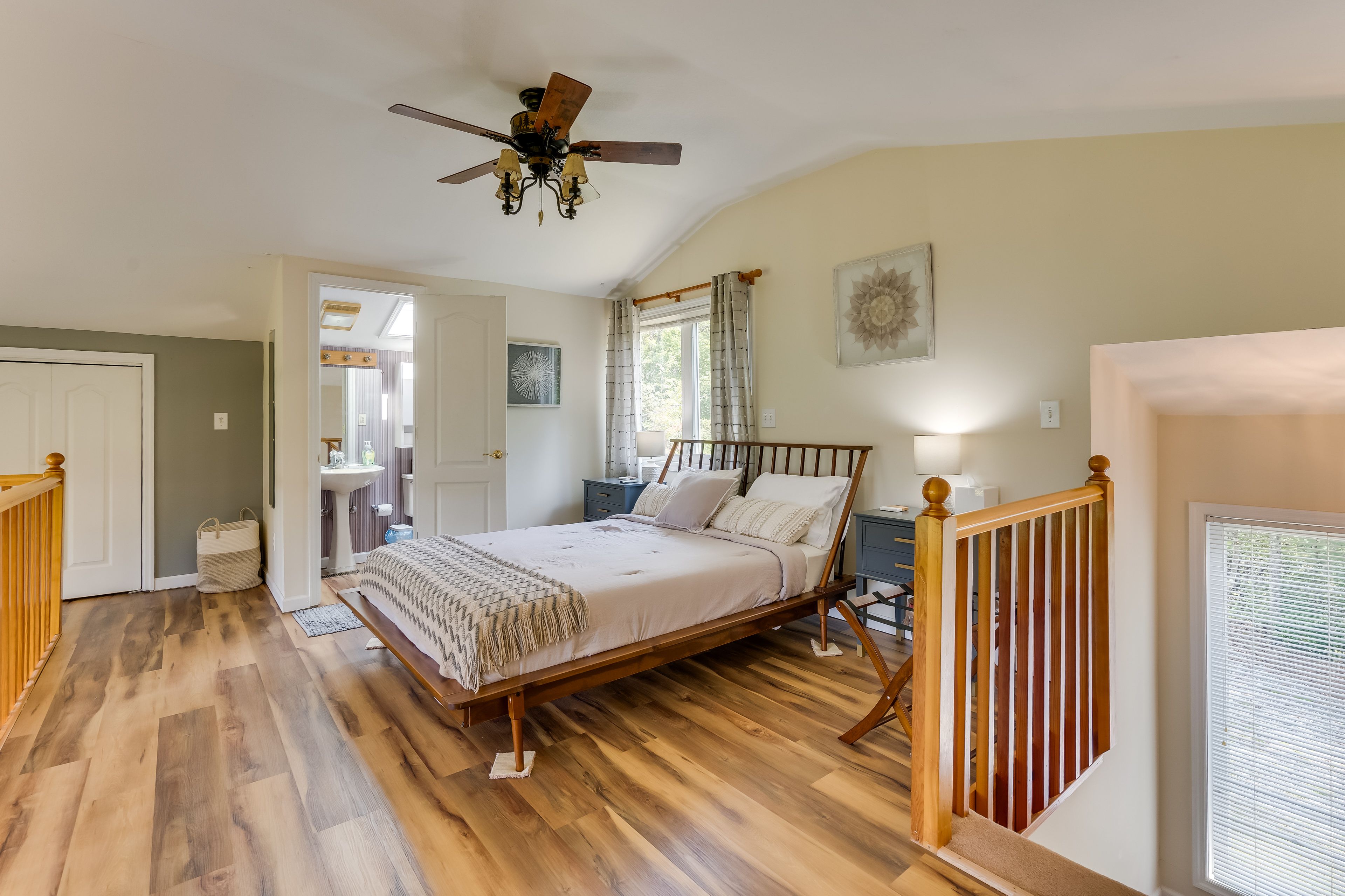 Loft | Upper Level | Queen Bed | En-Suite Bathroom
