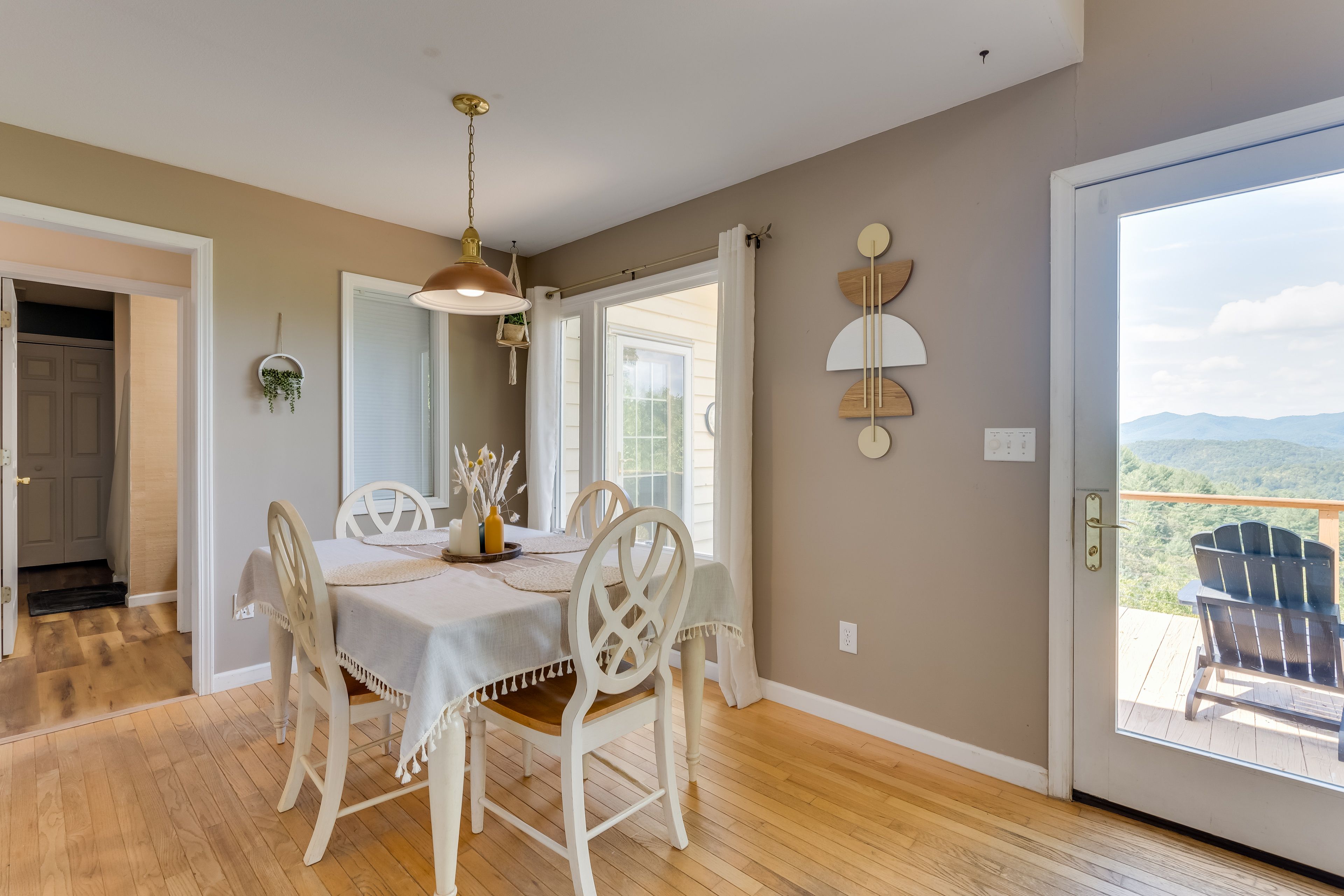 Dining Area | Dishware Provided