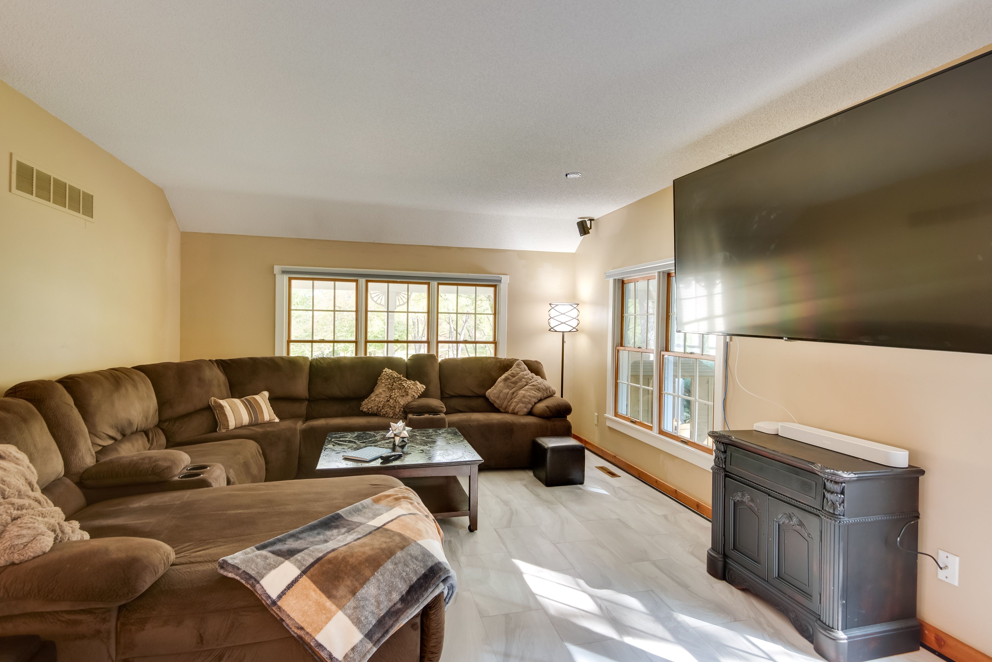 Living Room | Smart TV | Free WiFi
