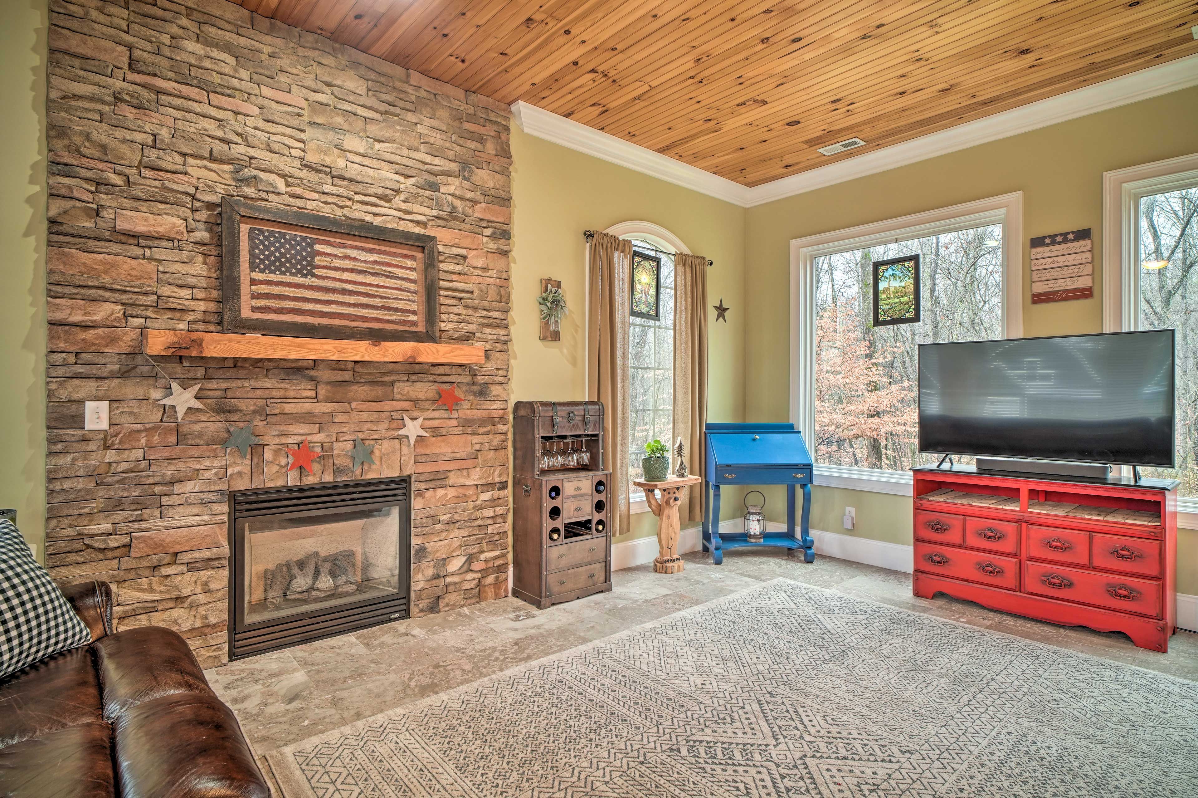 Living Room | Additional Sleeping: Pack ‘n Play