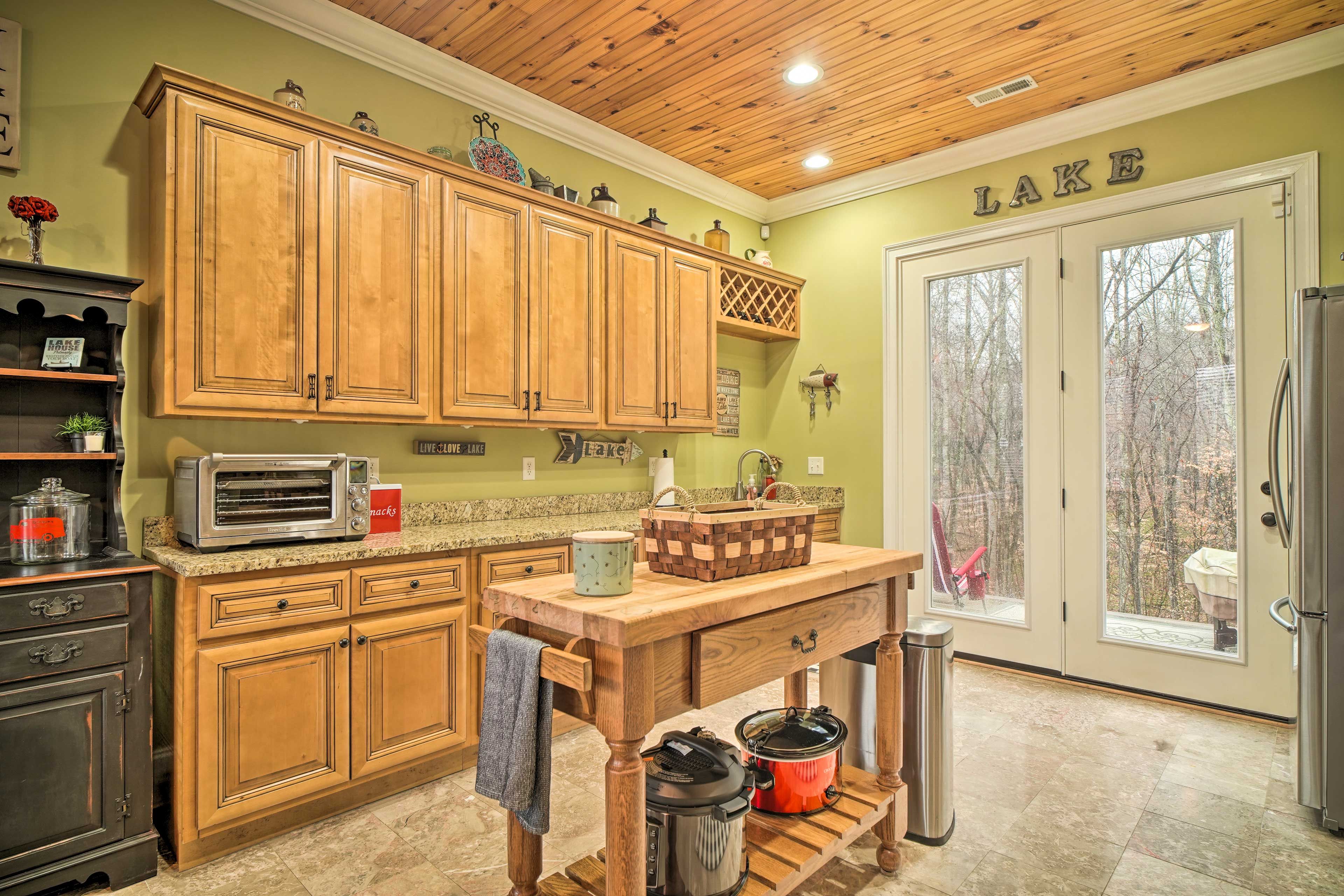 Fully Equipped Kitchen | Blender | Spices | Ice Maker