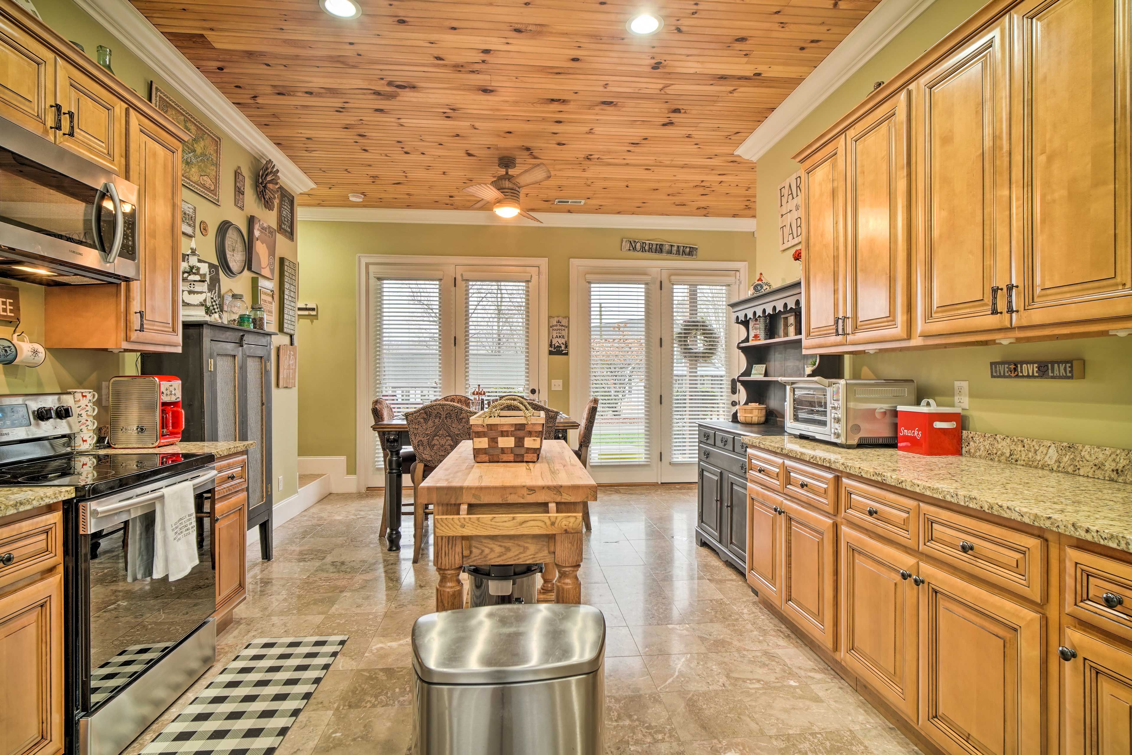 Fully Equipped Kitchen | Toaster | Tea Kettle | Trash Bags & Paper Towels