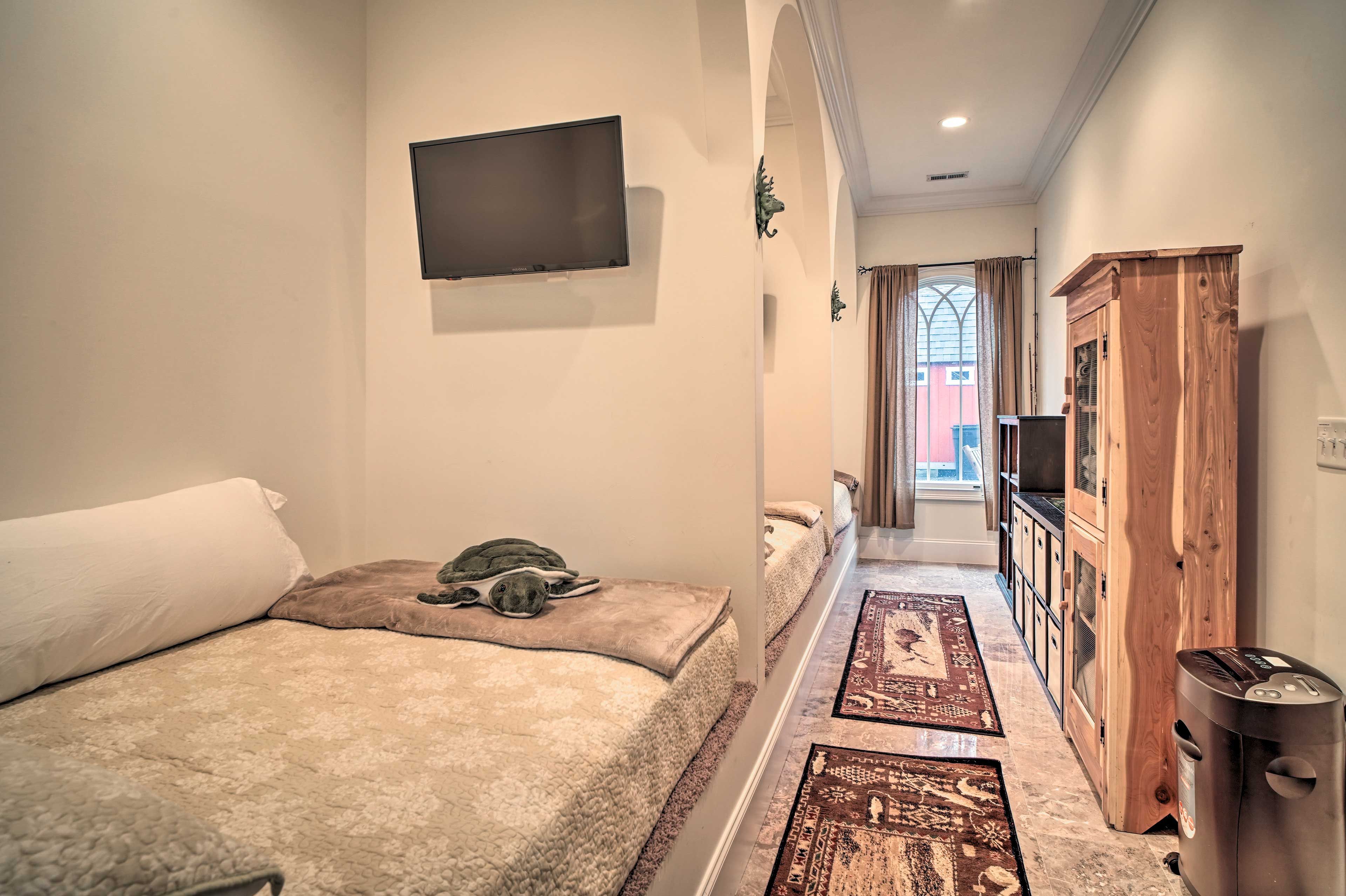 Bedroom 4 | 3 Smart TVs w/ Streaming