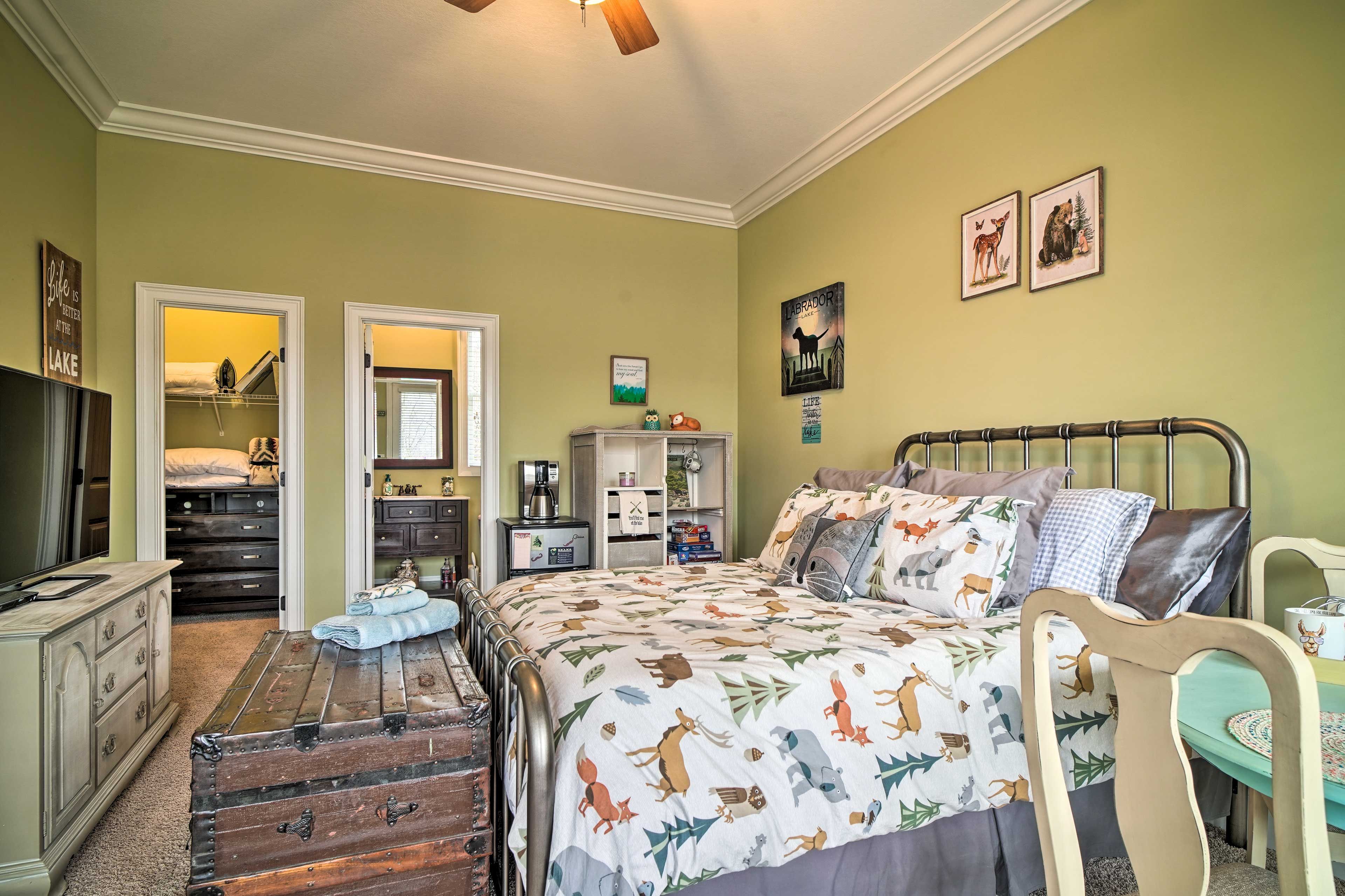 Bedroom 2 | Smart TV w/ Streaming | Walk-In Closet