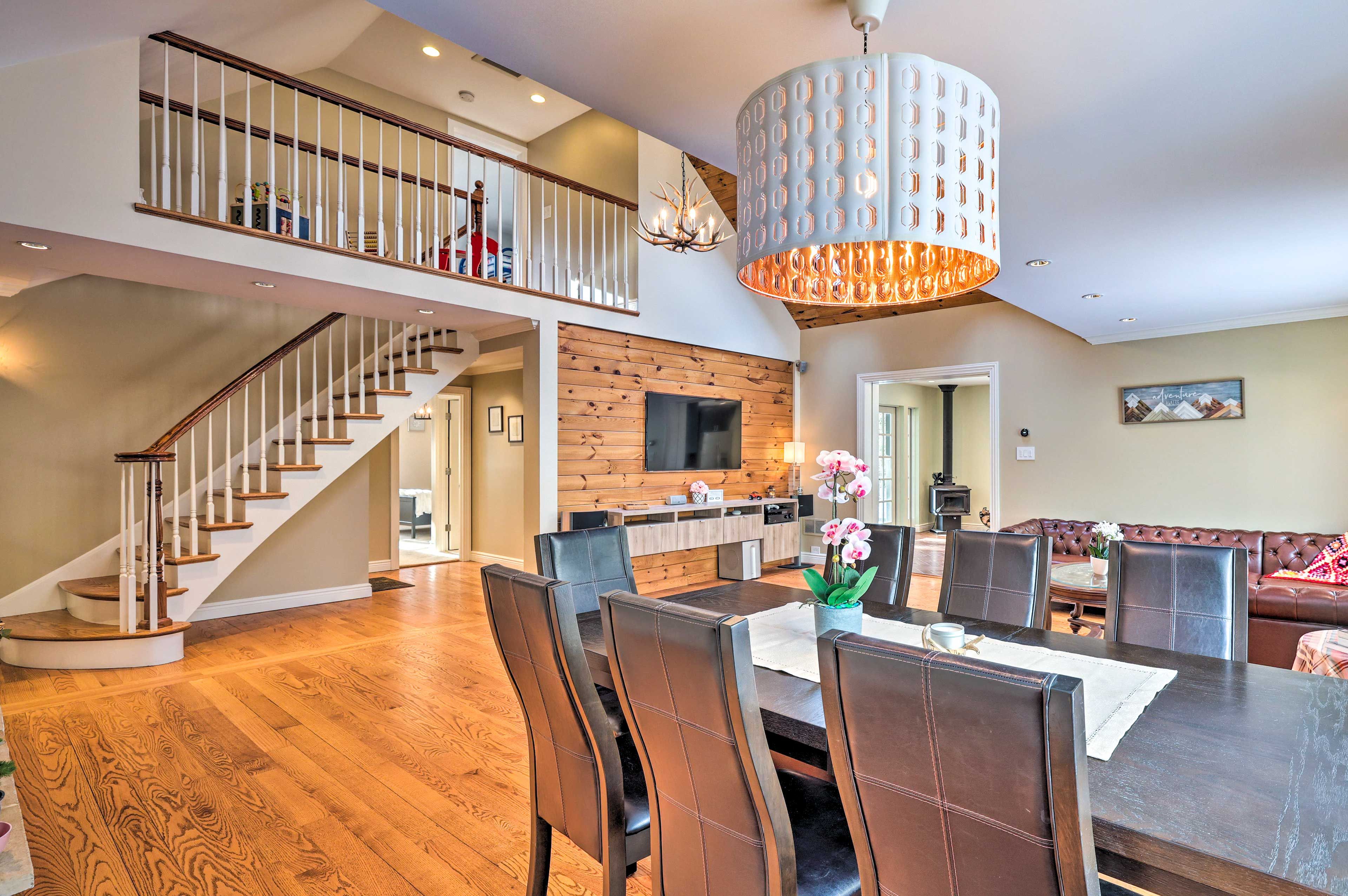 Dining Area | 8-Person Dining Table | Dishware & Flatware Provided
