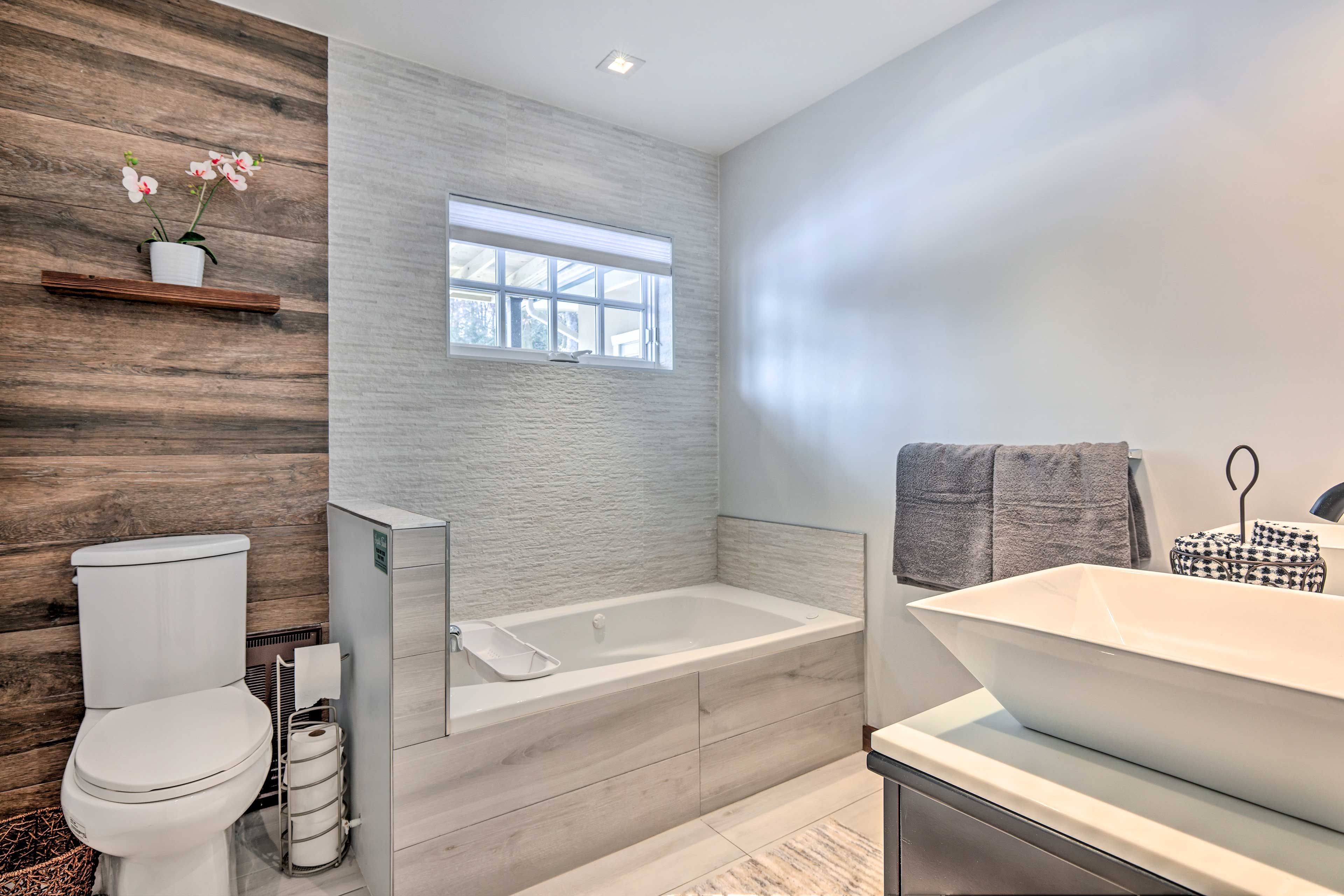 En-Suite Bathroom | Heated Floors | Complimentary Toiletries | Jetted Bathtub