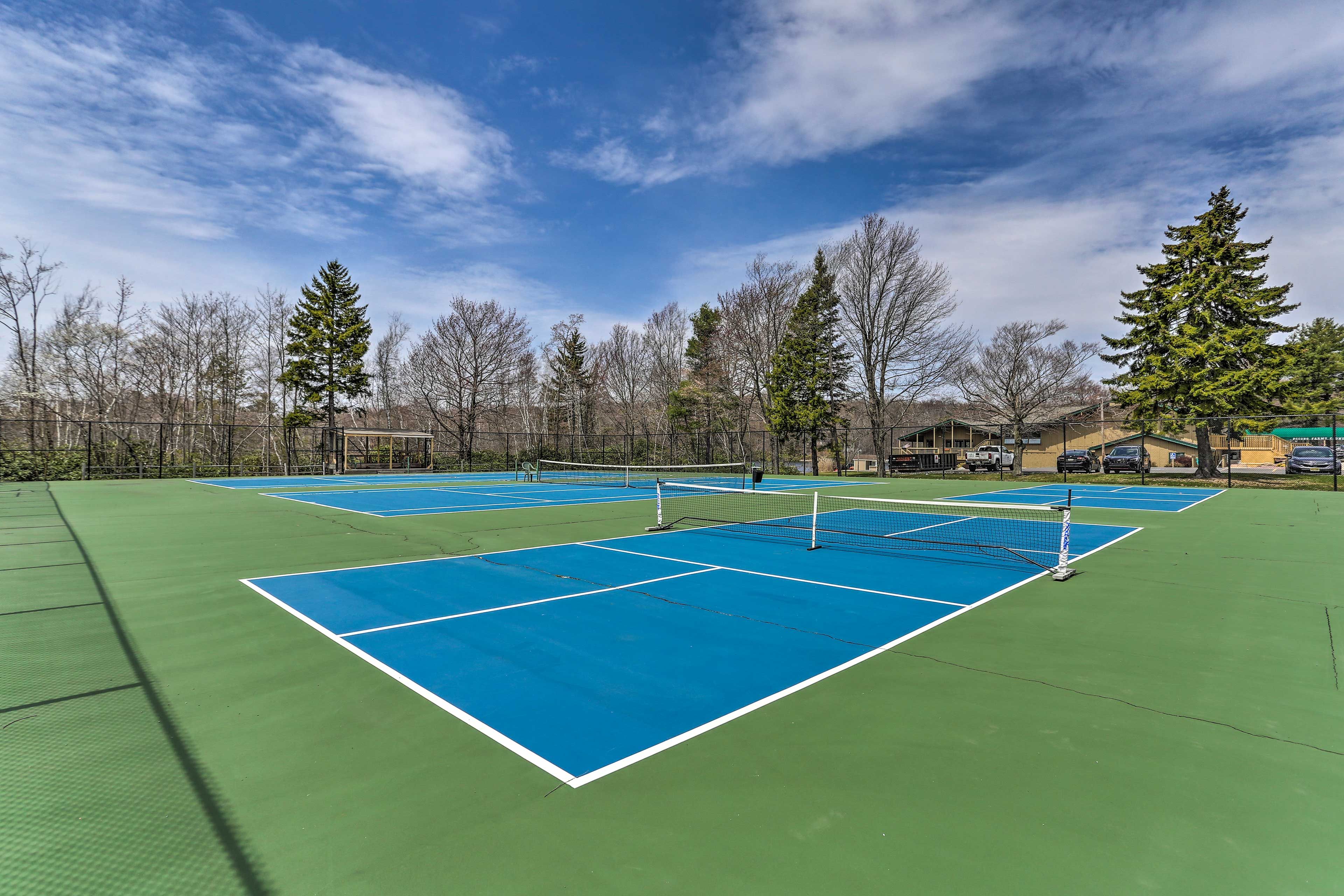 Community Amenities w/ Fee | Tennis Courts