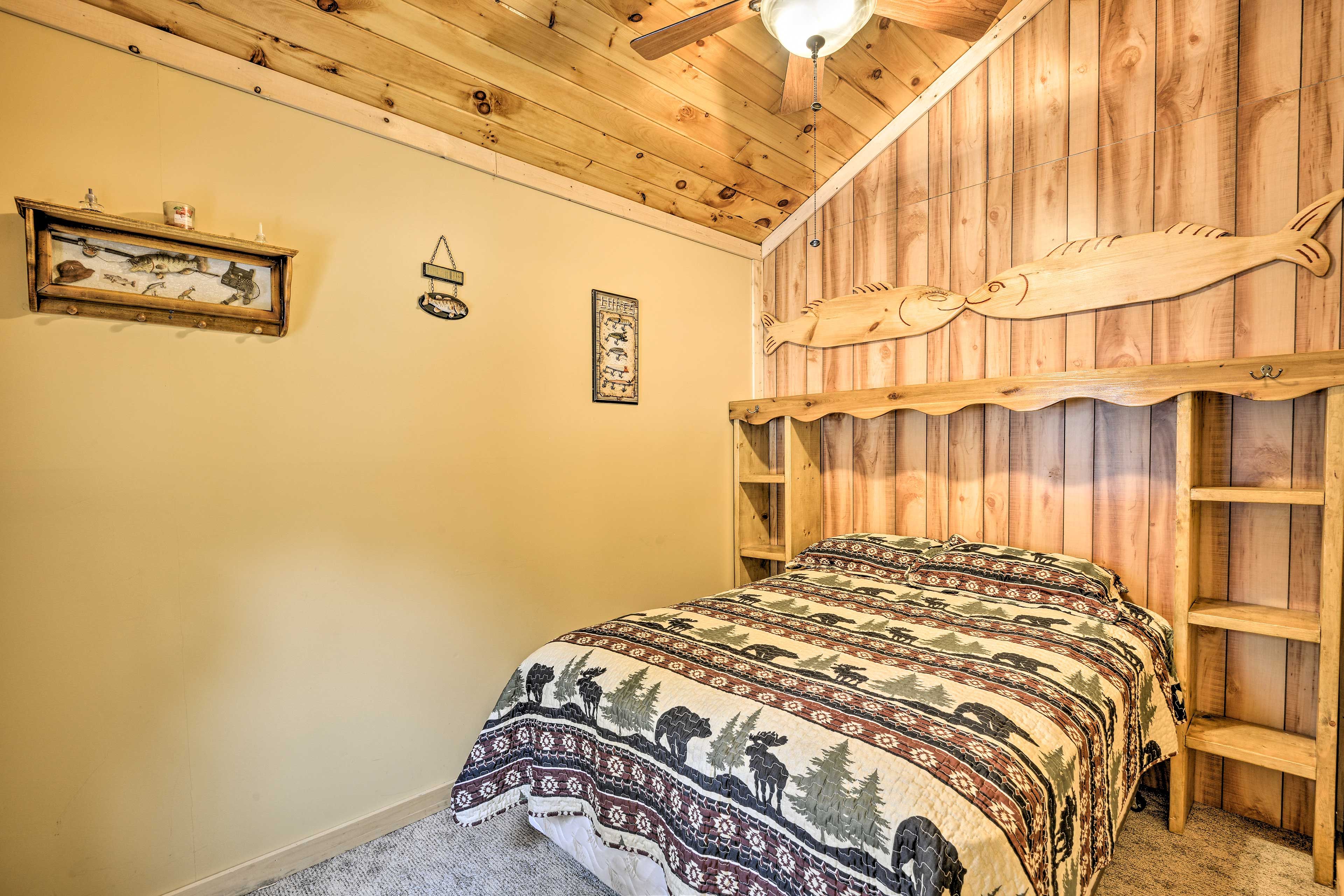 Bedroom 1 | Queen Bed