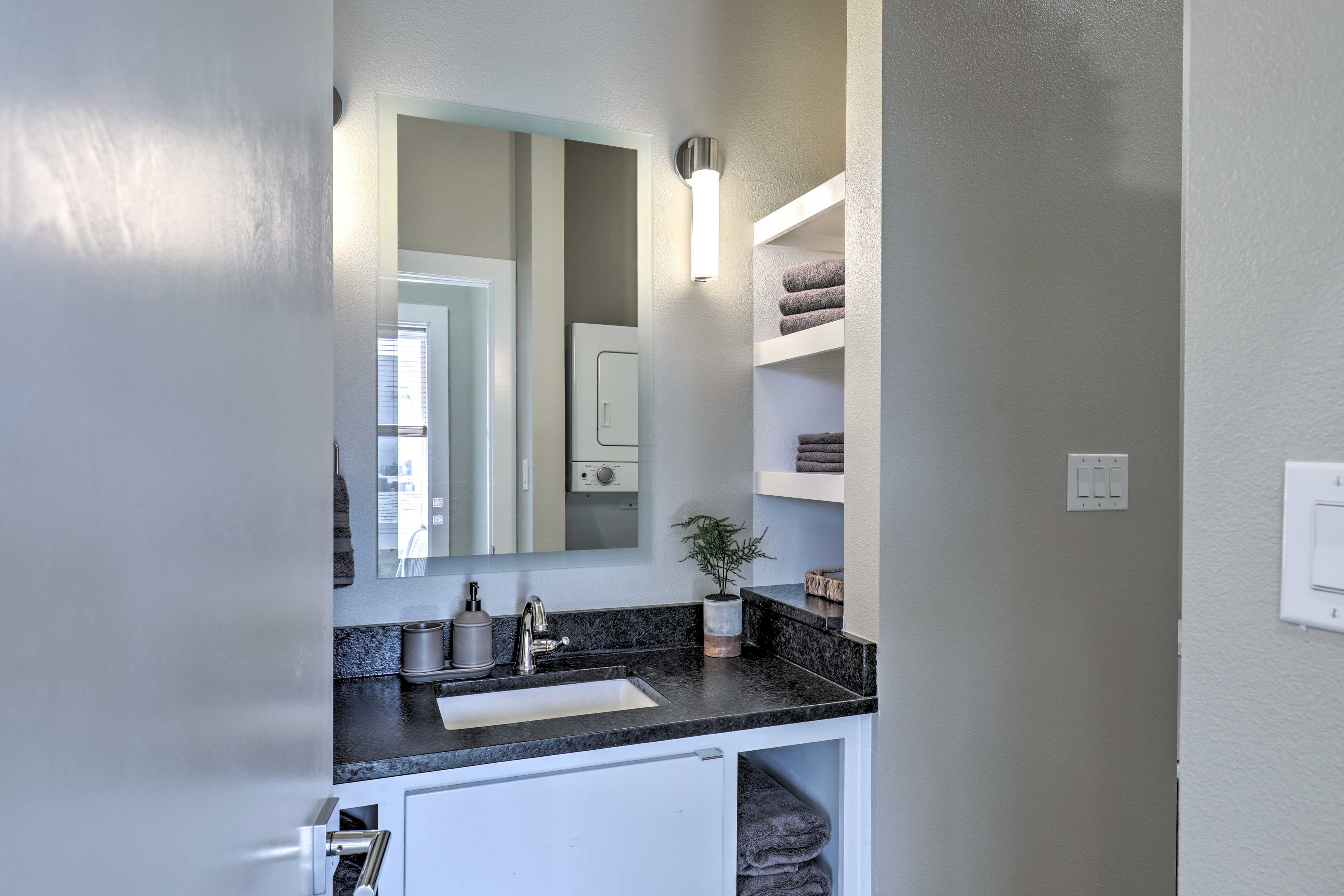 Full Bathroom | Complimentary Toiletries | Towels Provided
