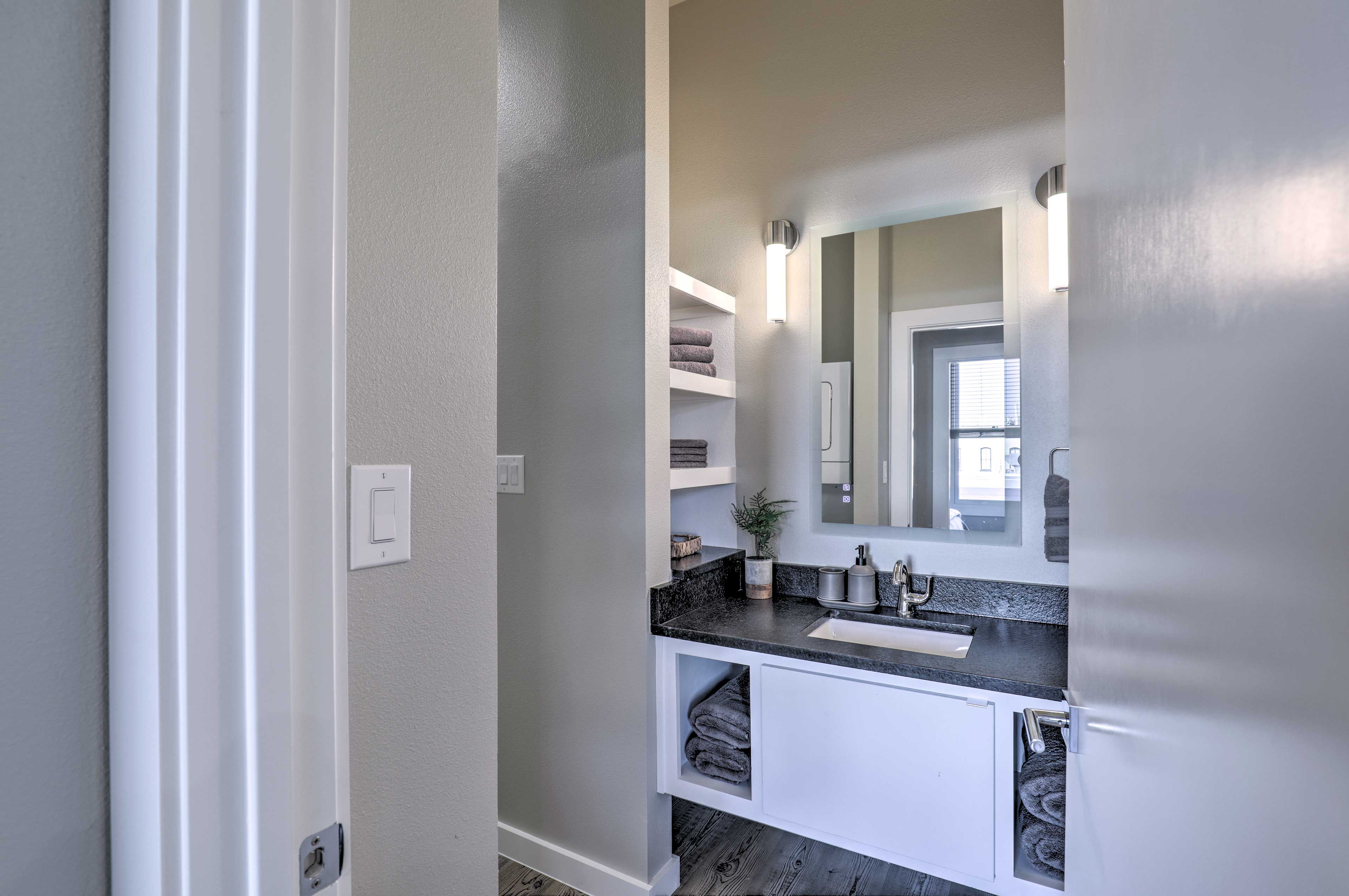 Full Bathroom | Towels Provided