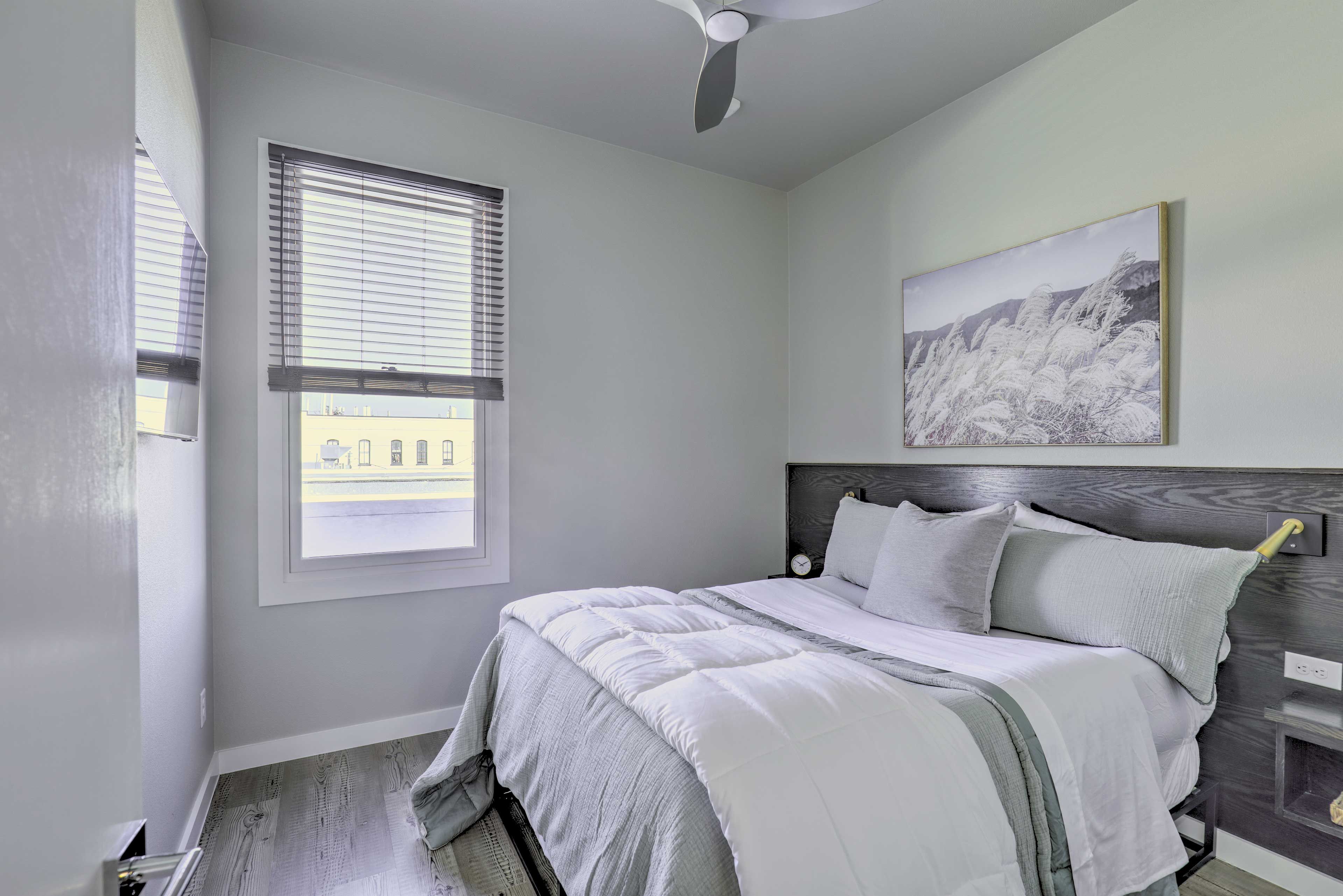 Bedroom | Queen Bed | Linens Provided