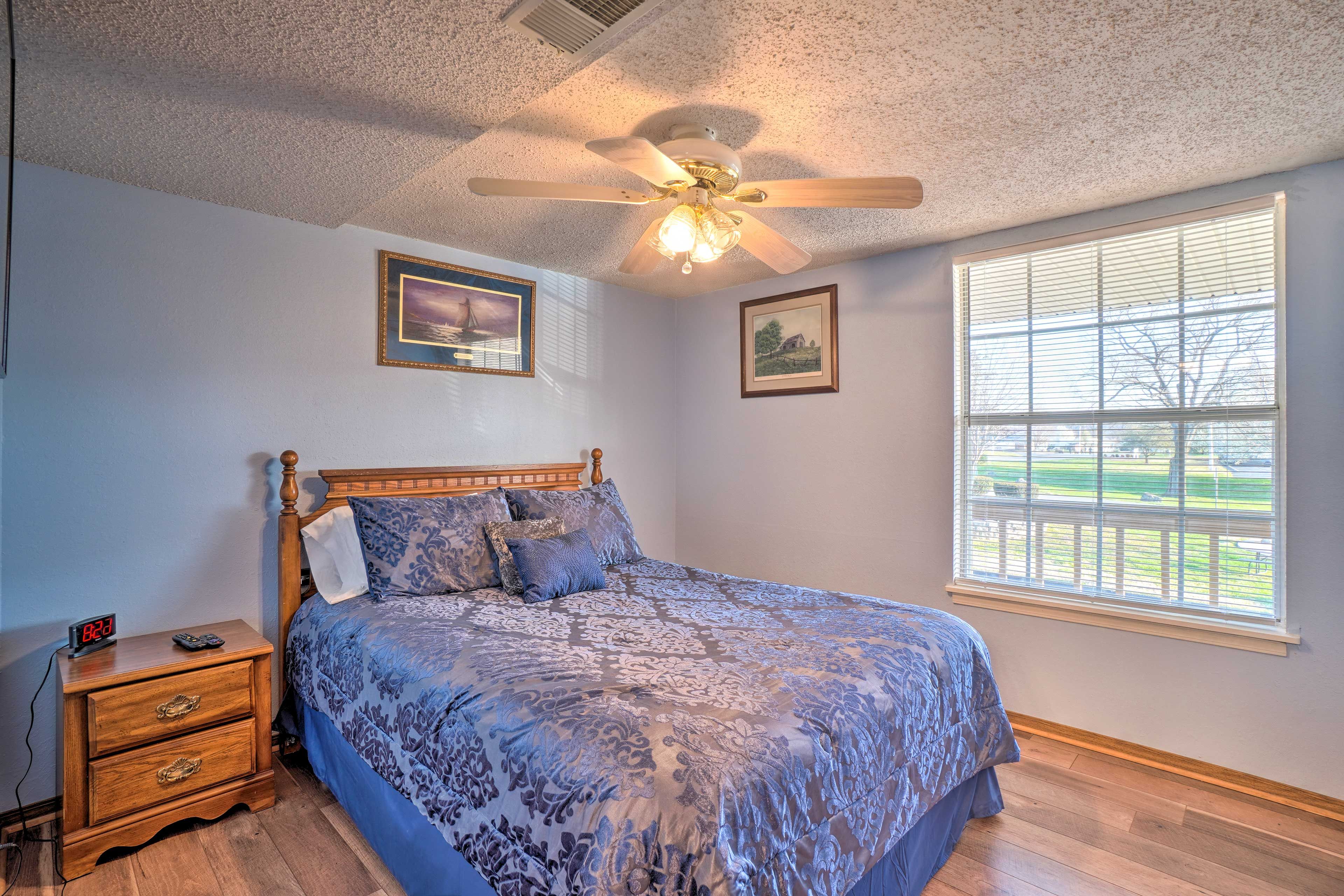 Bedroom 1 | Queen Bed