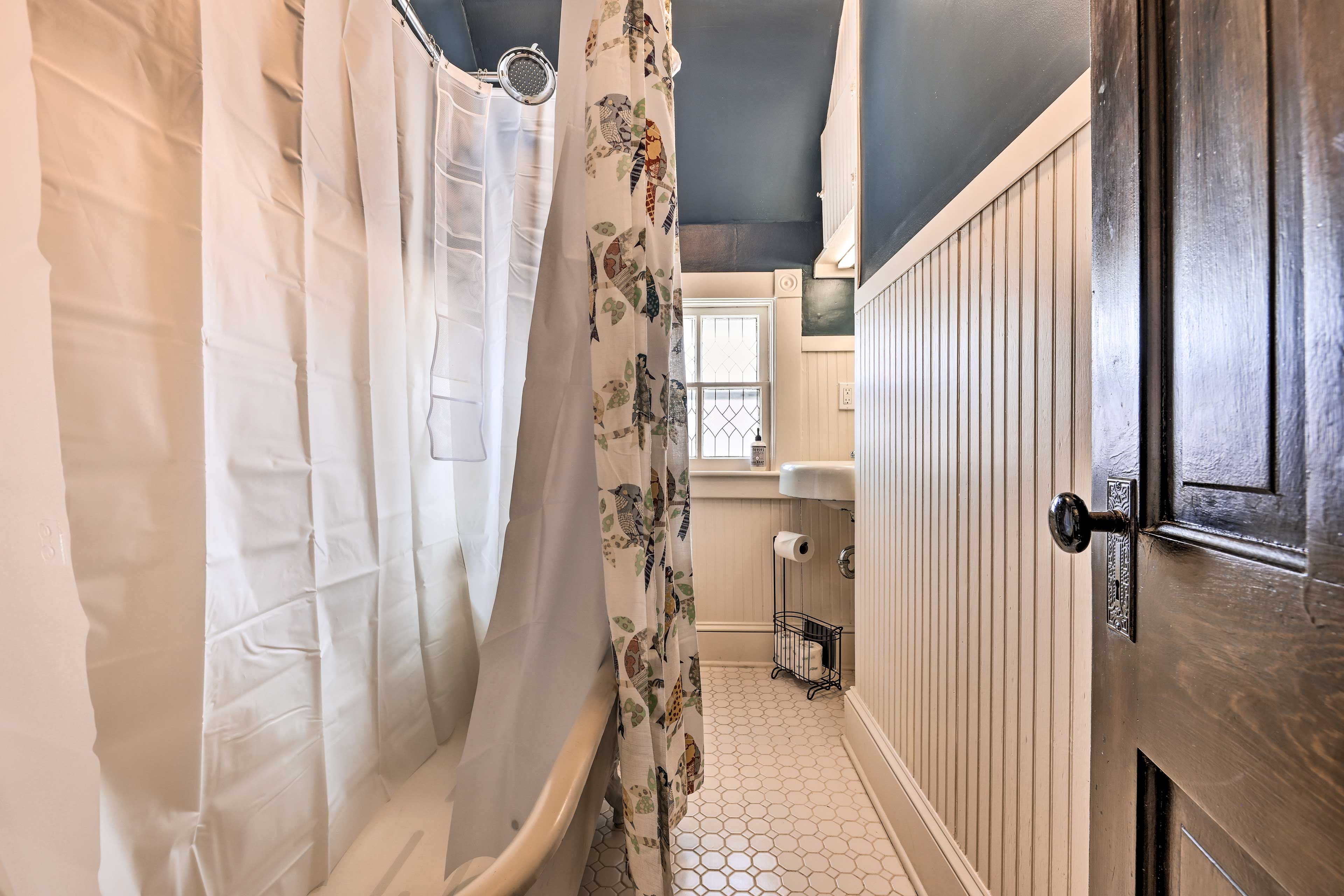 Full Bathroom | 2nd Floor | Complimentary Toiletries | Hair Dryer