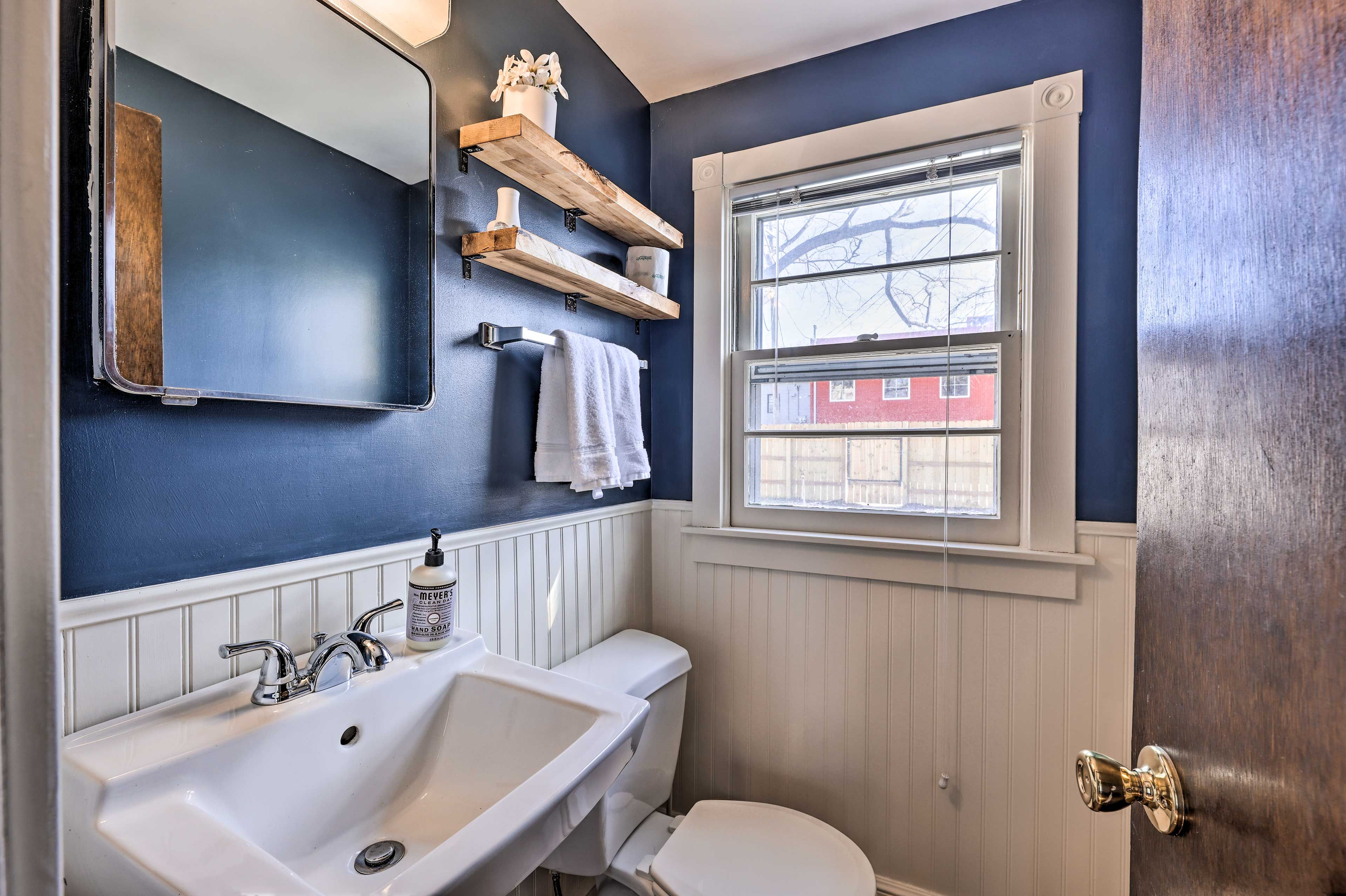 Half Bathroom | 1st Floor | Towels Provided