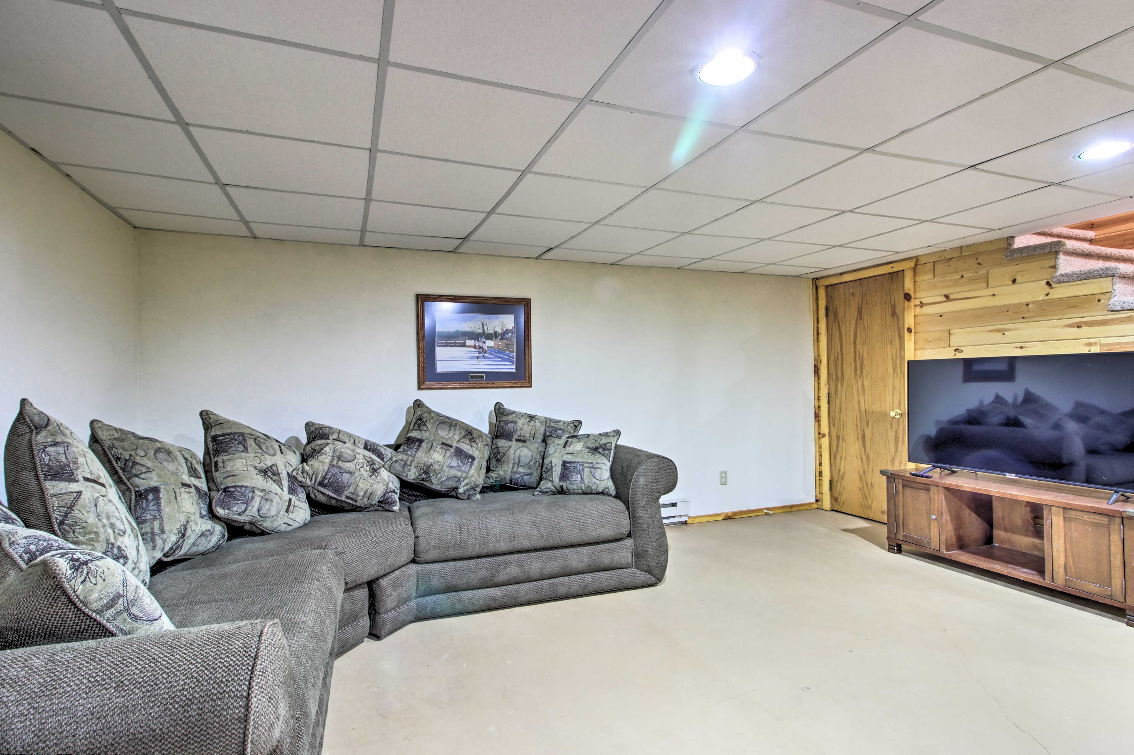Game Room | Basement | Smart TV w/ Cable