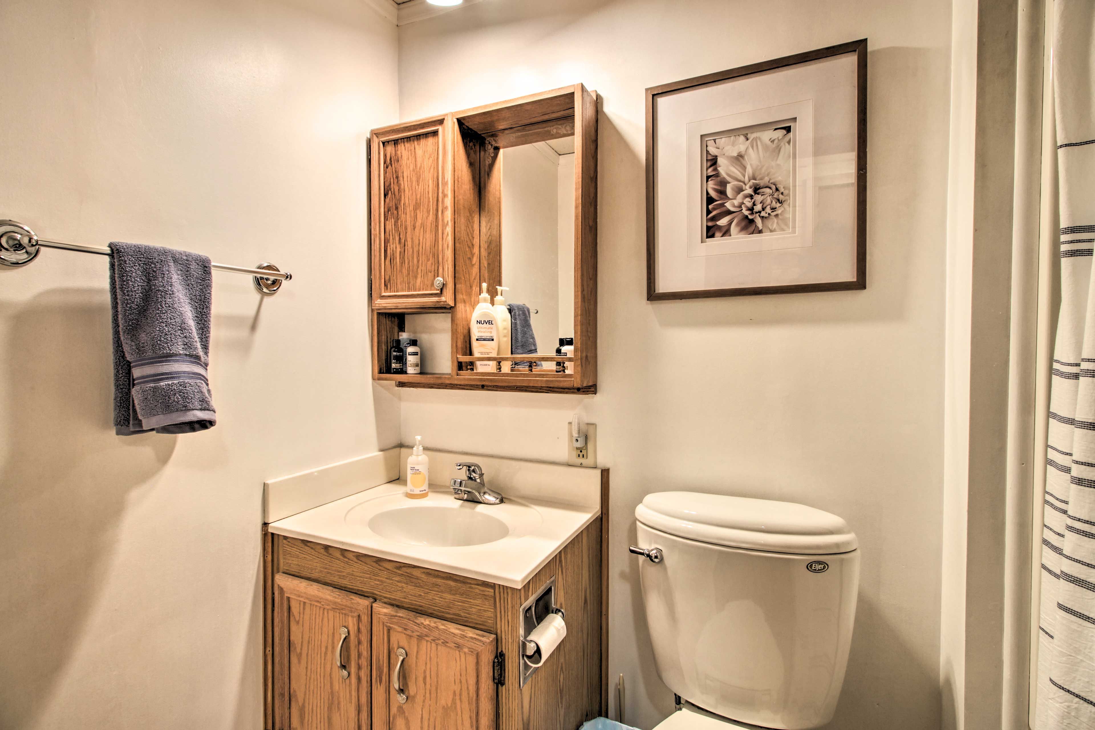 Full Bathroom | Shampoo | Towels Provided