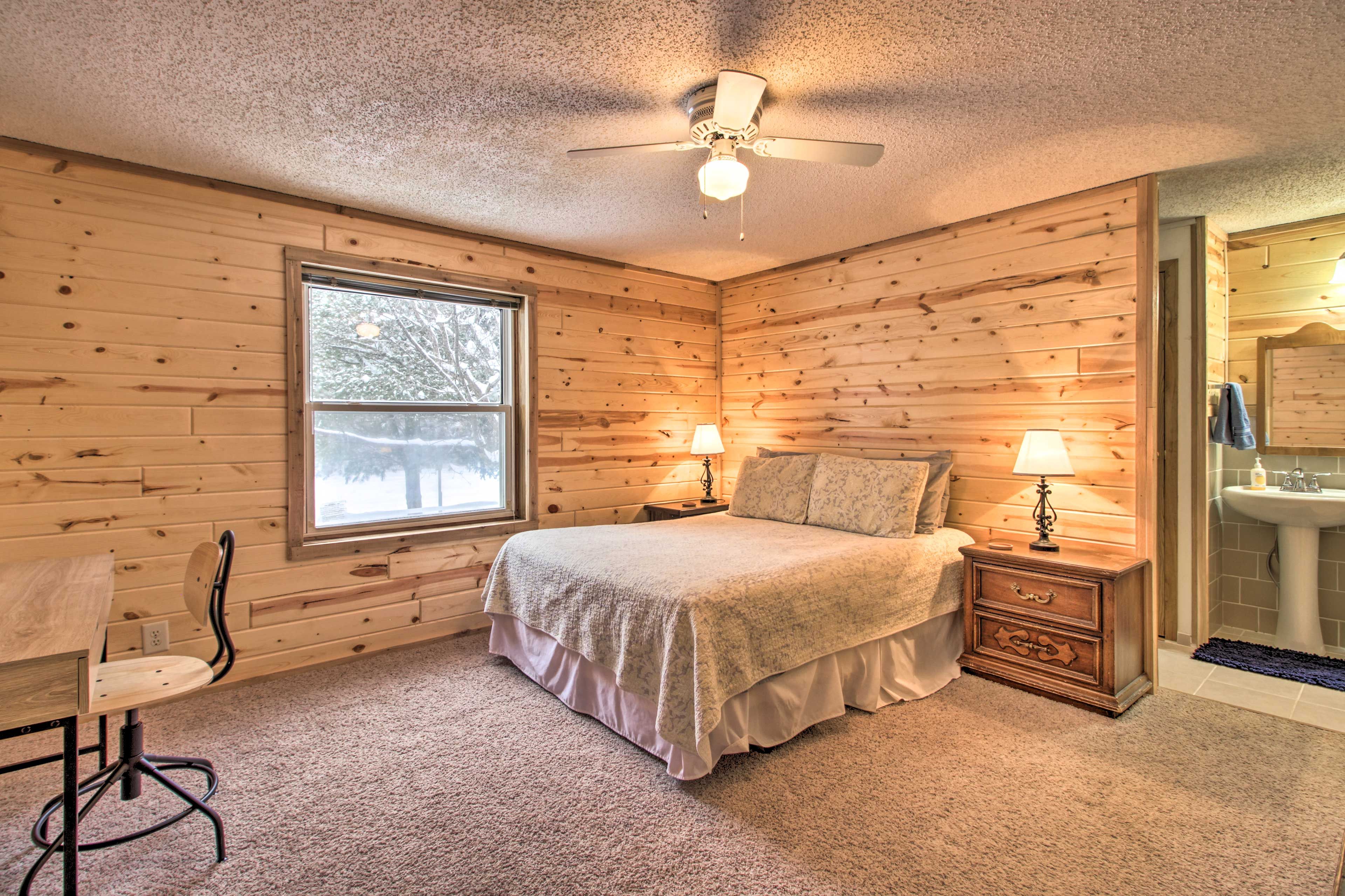 Bedroom 1 | Main Level | Queen Bed