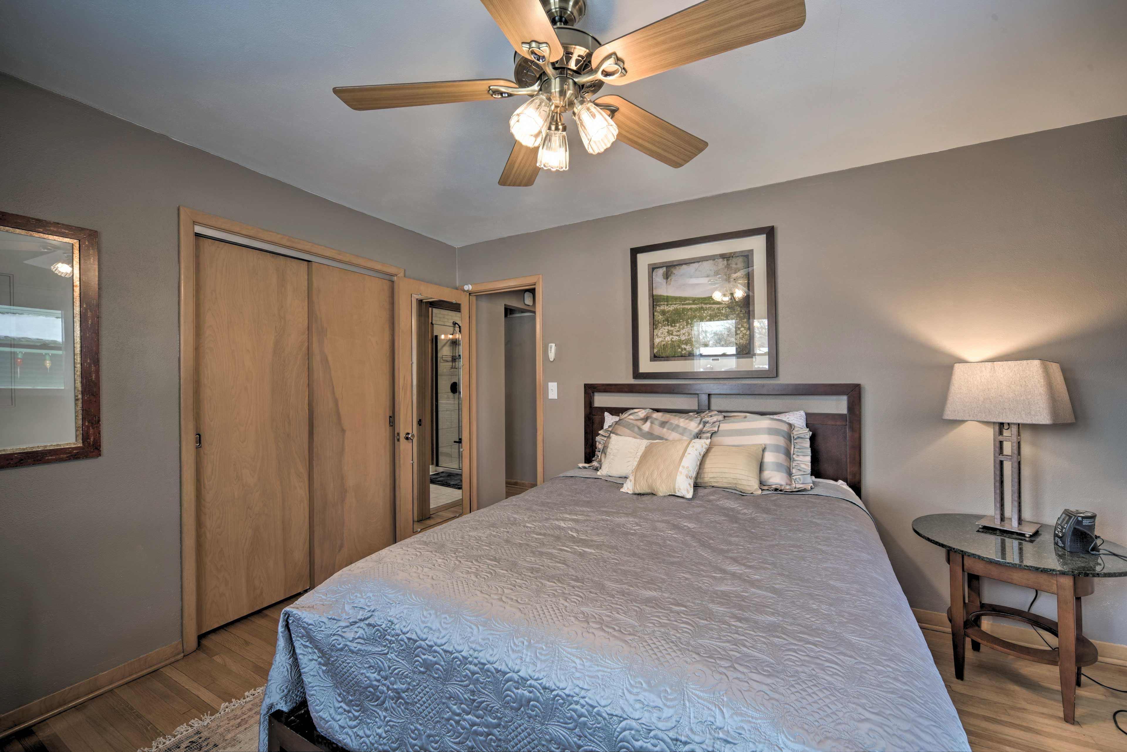 Bedroom 1 | Queen Bed