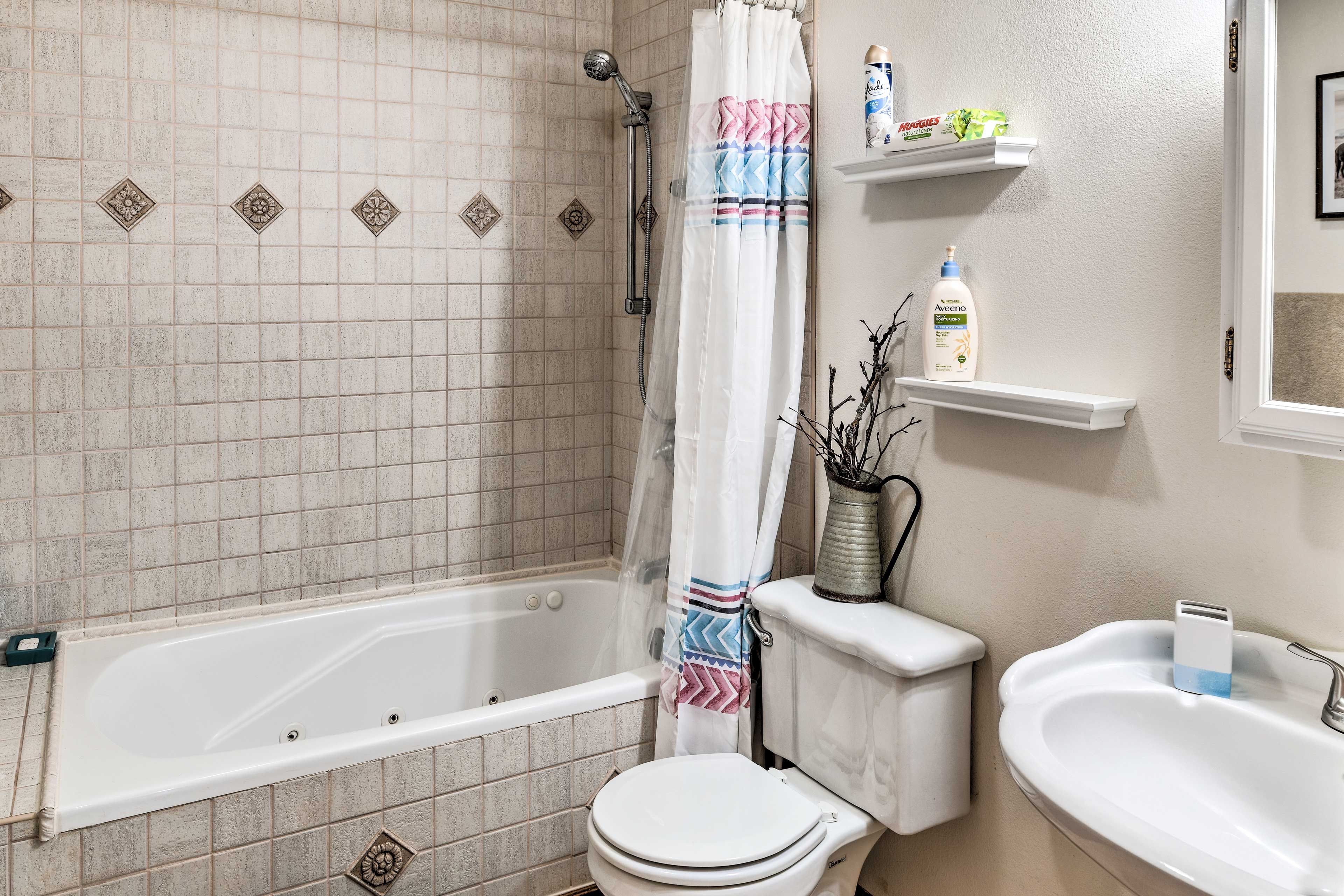 Full Bathroom | 1st Floor | Towels Provided