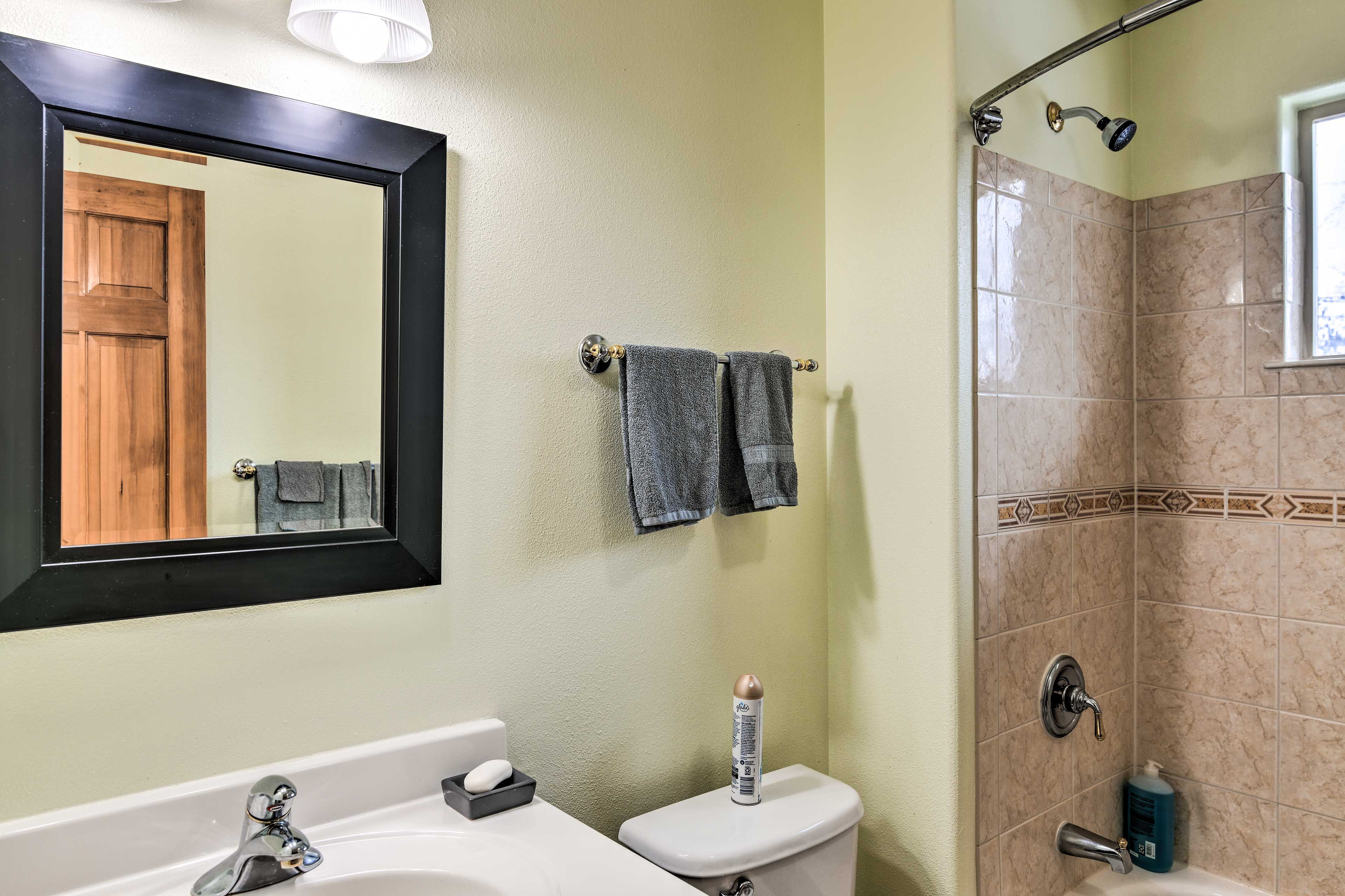 Full Bathroom | 3rd Floor | Complimentary Toiletries