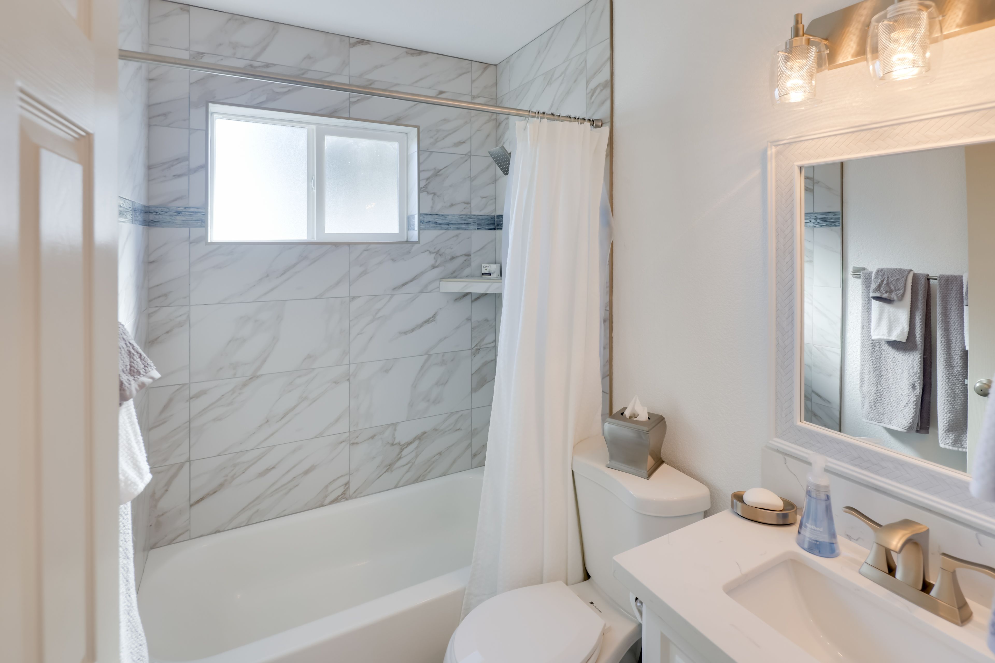 Full Bathroom | Towels Provided