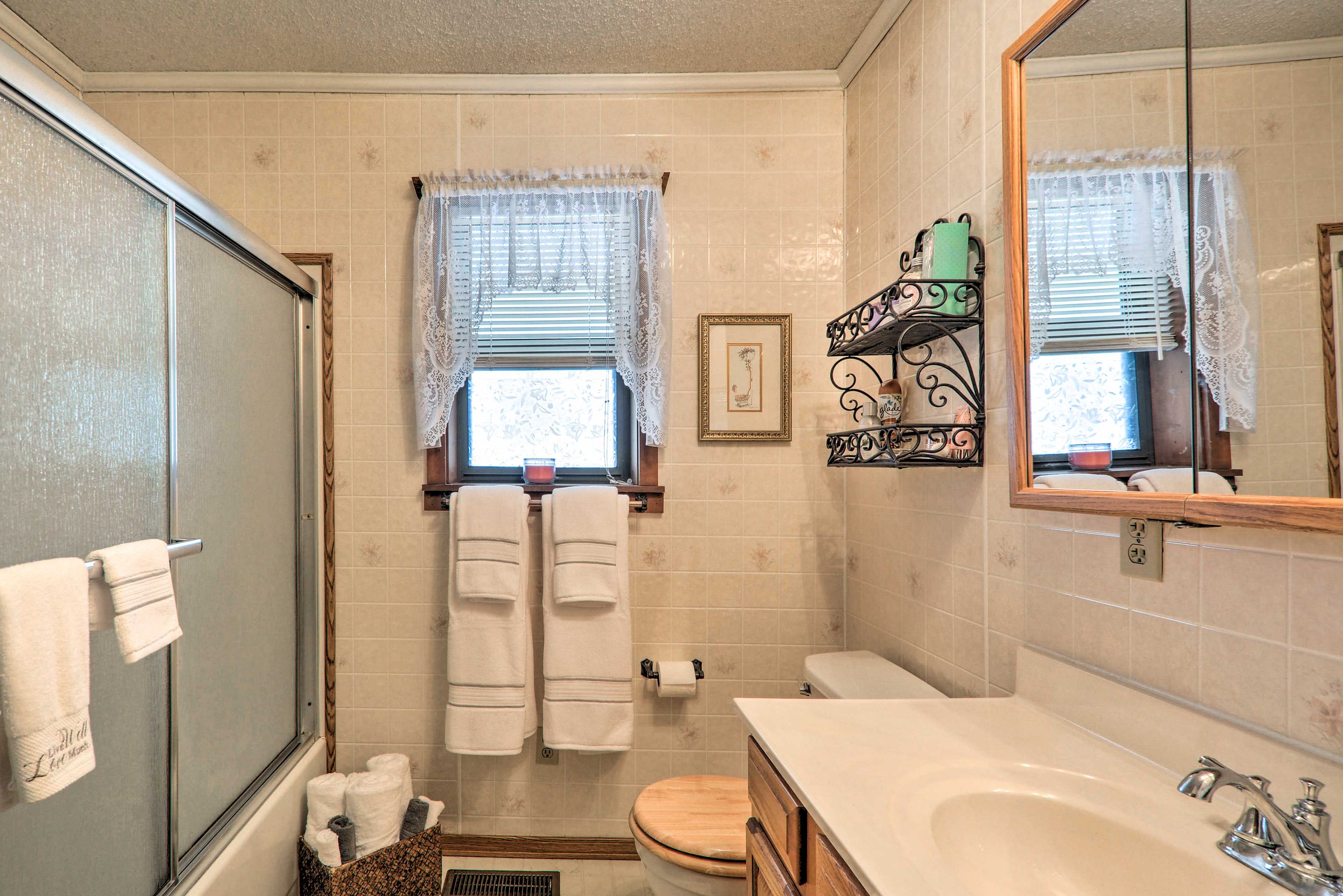 Full Bathroom | Towels Provided