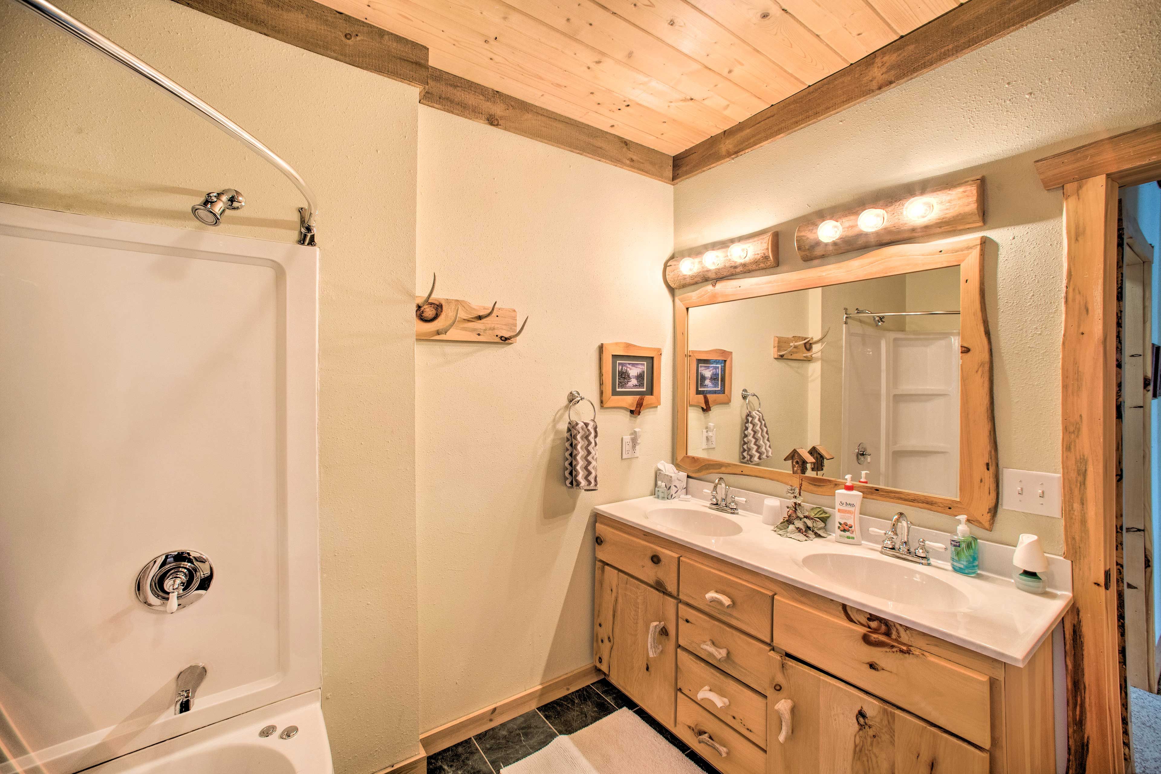 Full Bathroom | Shower/Tub Combo | 2nd Floor