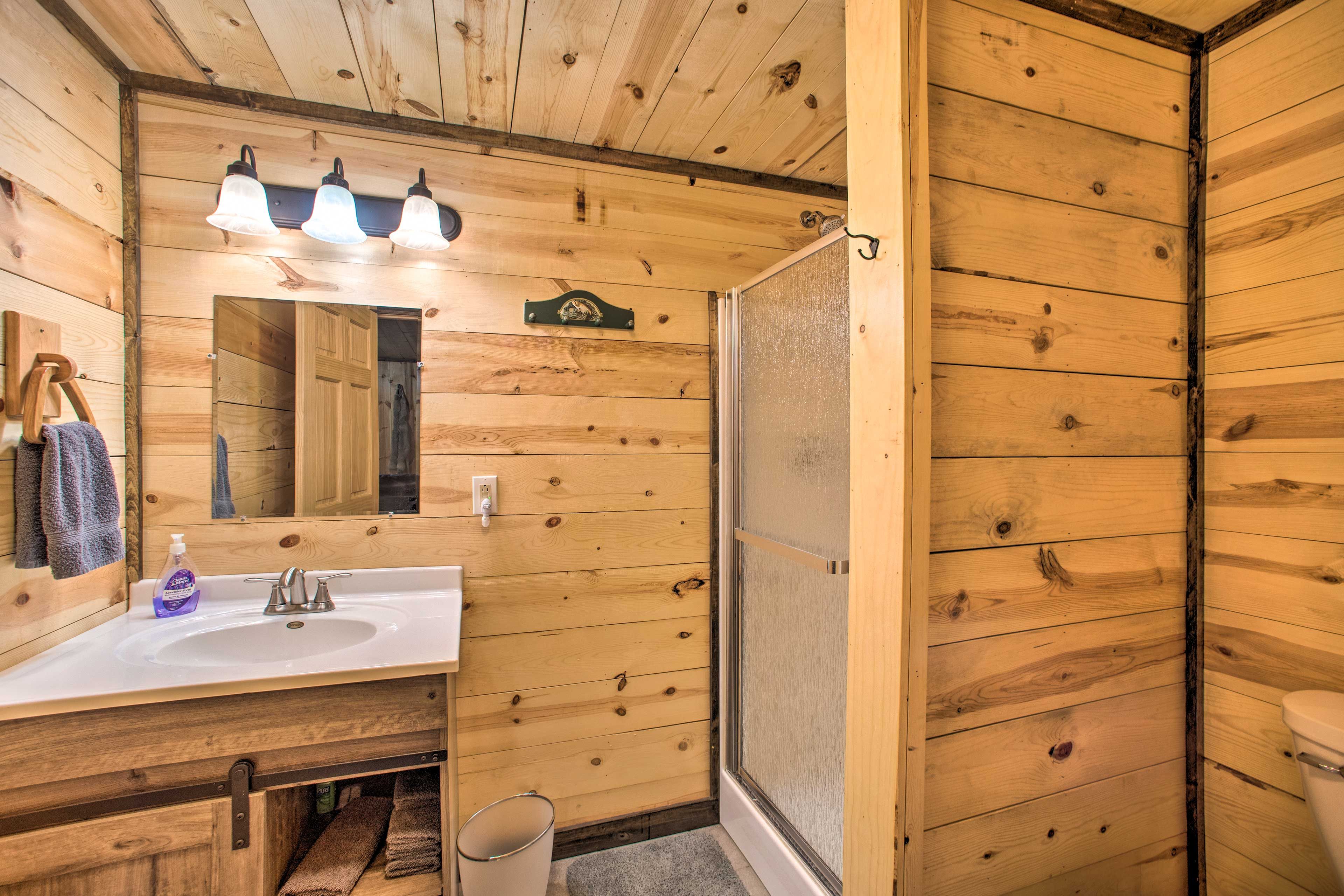 Full Bathroom | Towels Provided