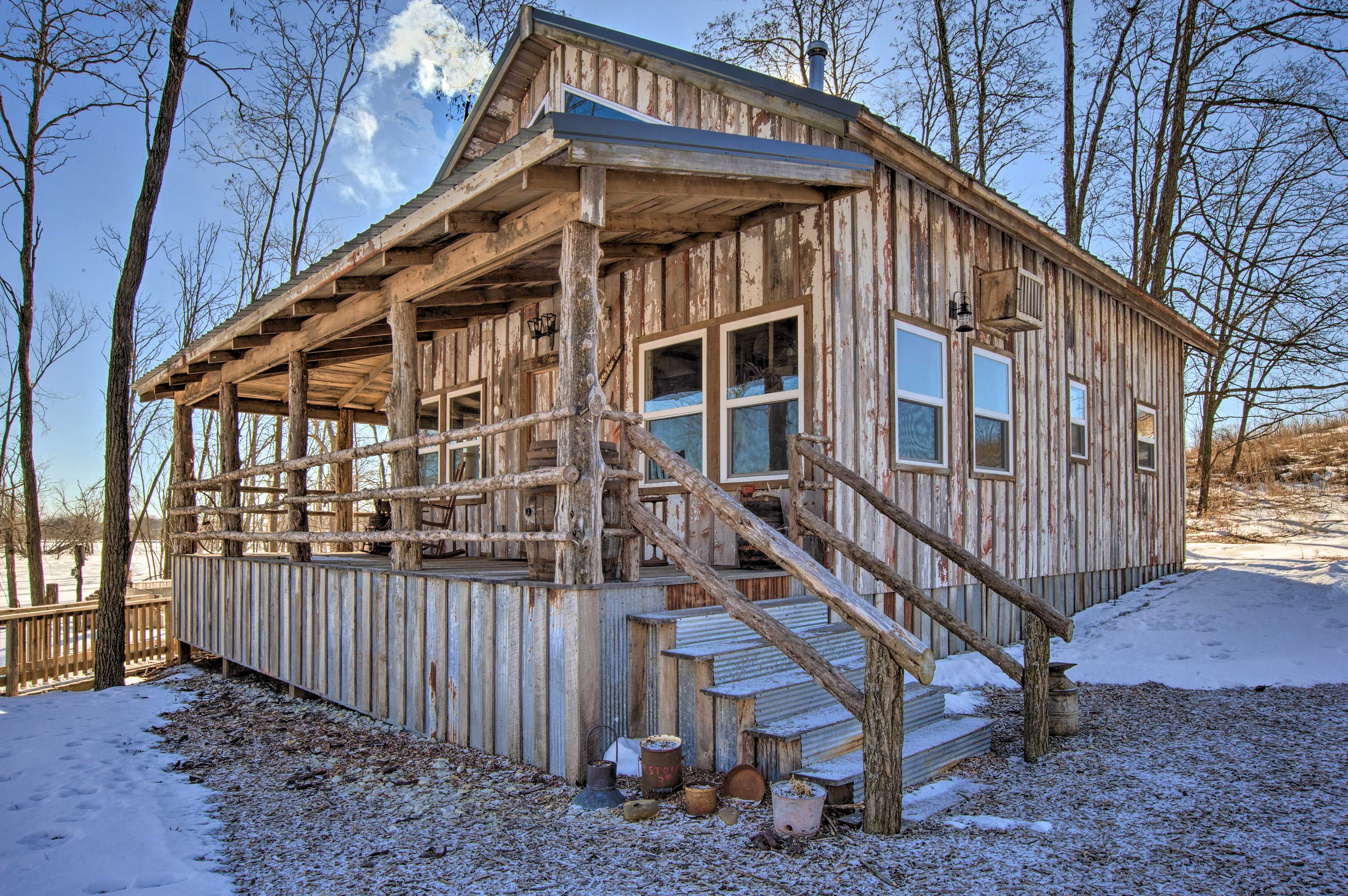 Cabin Exterior | Front Porch | Fire Pit | Charcoal Grill