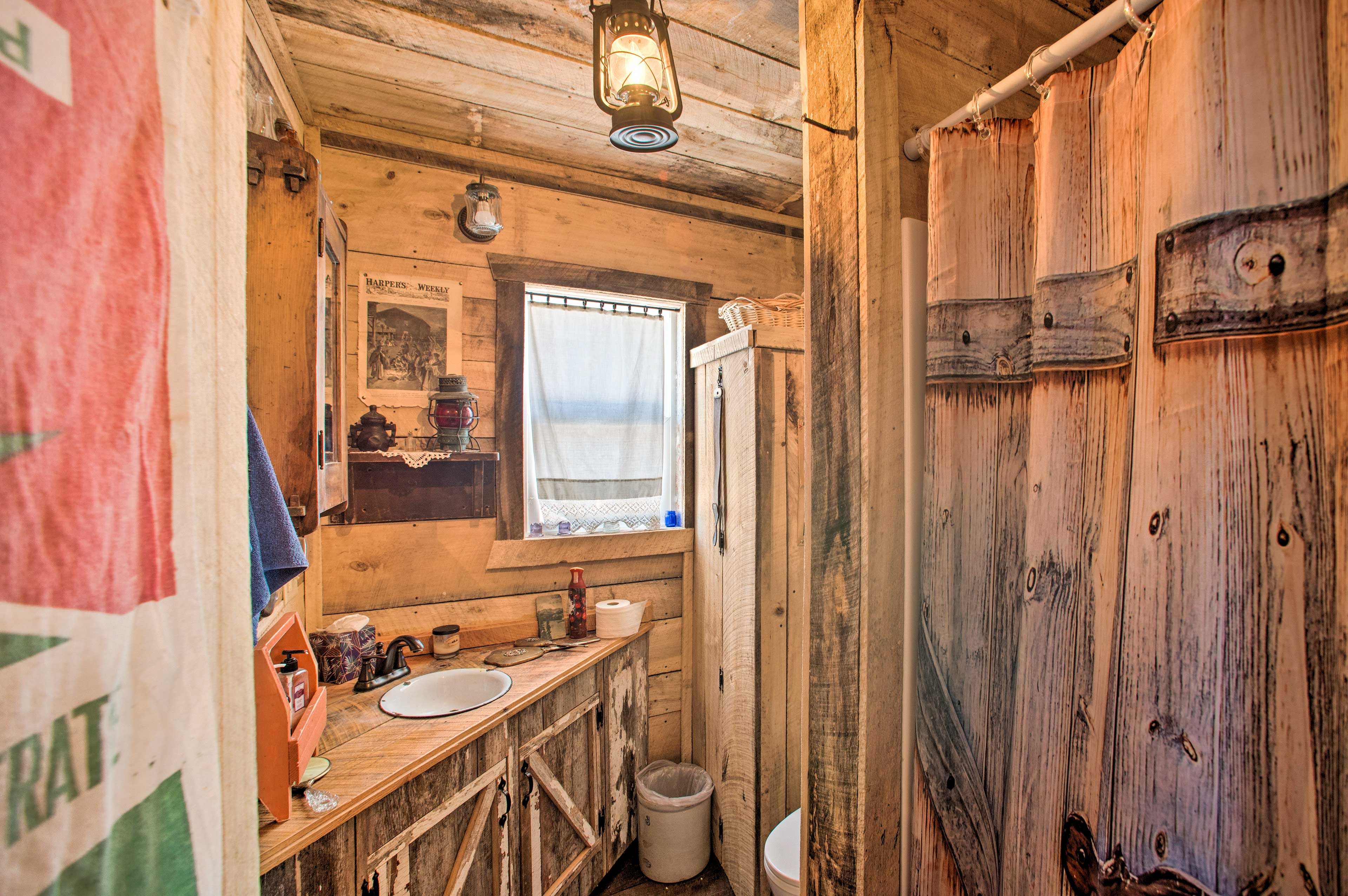 Full Bathroom | Towels Provided | Complimentary Toiletries | 1st Floor