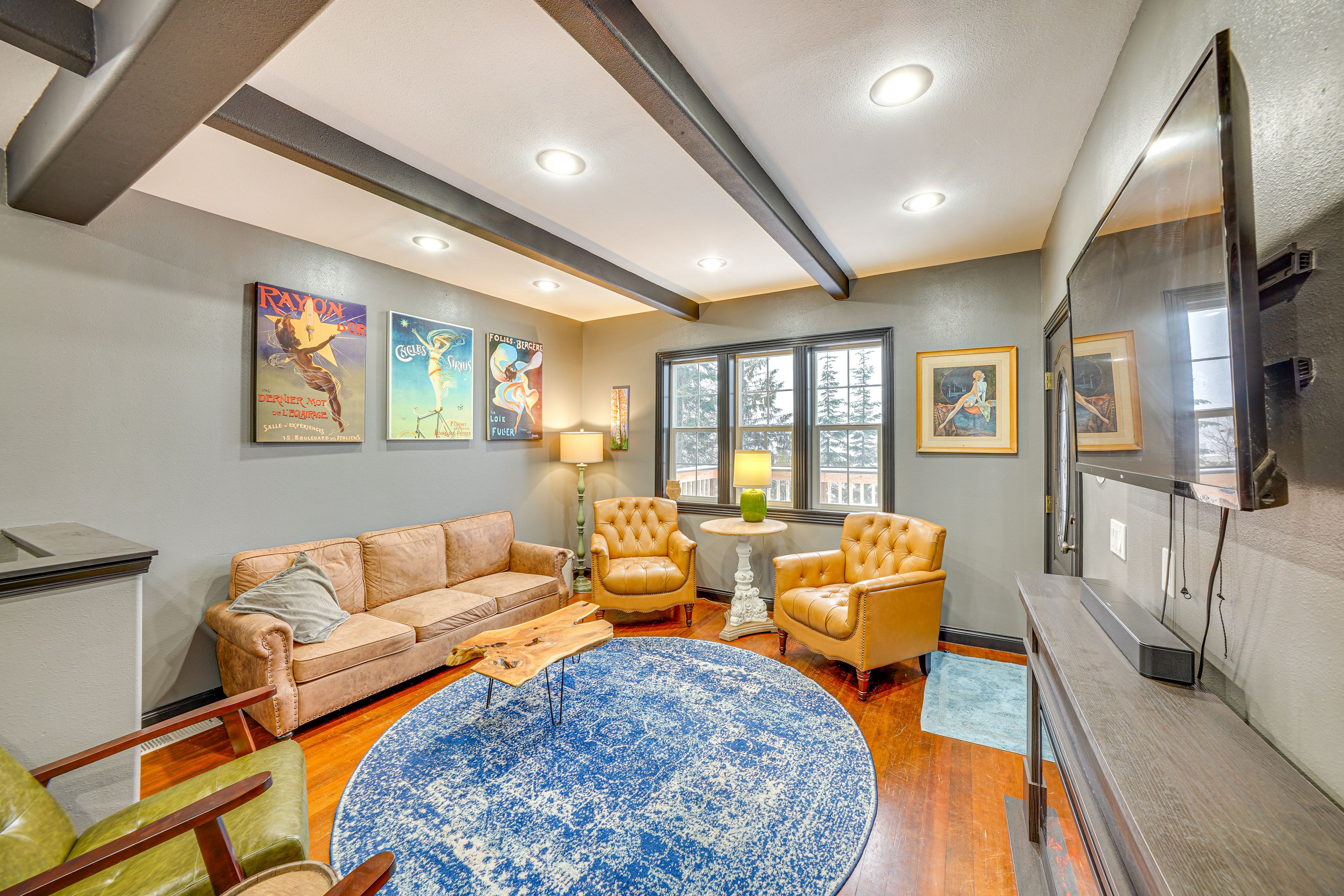 Living Room | Free WiFi | Smart TV | 1st Floor