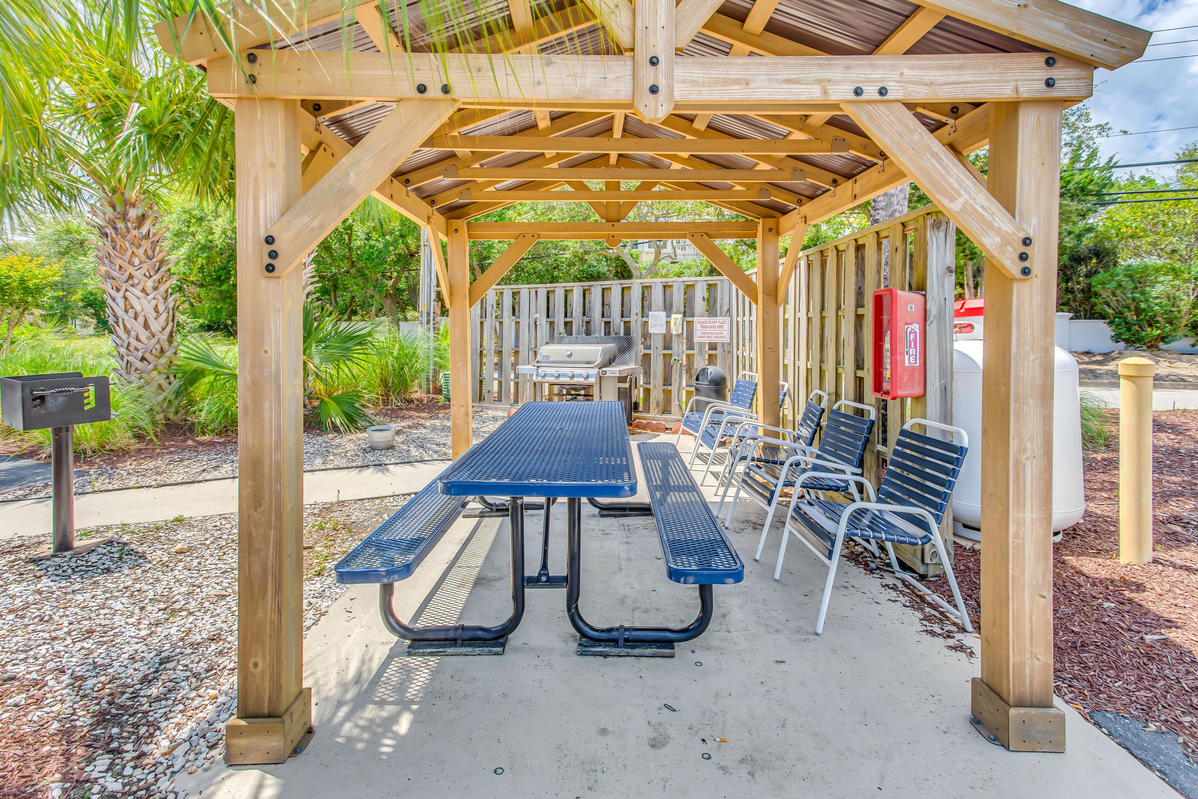 Community Amenities | Grilling & Picnic Area