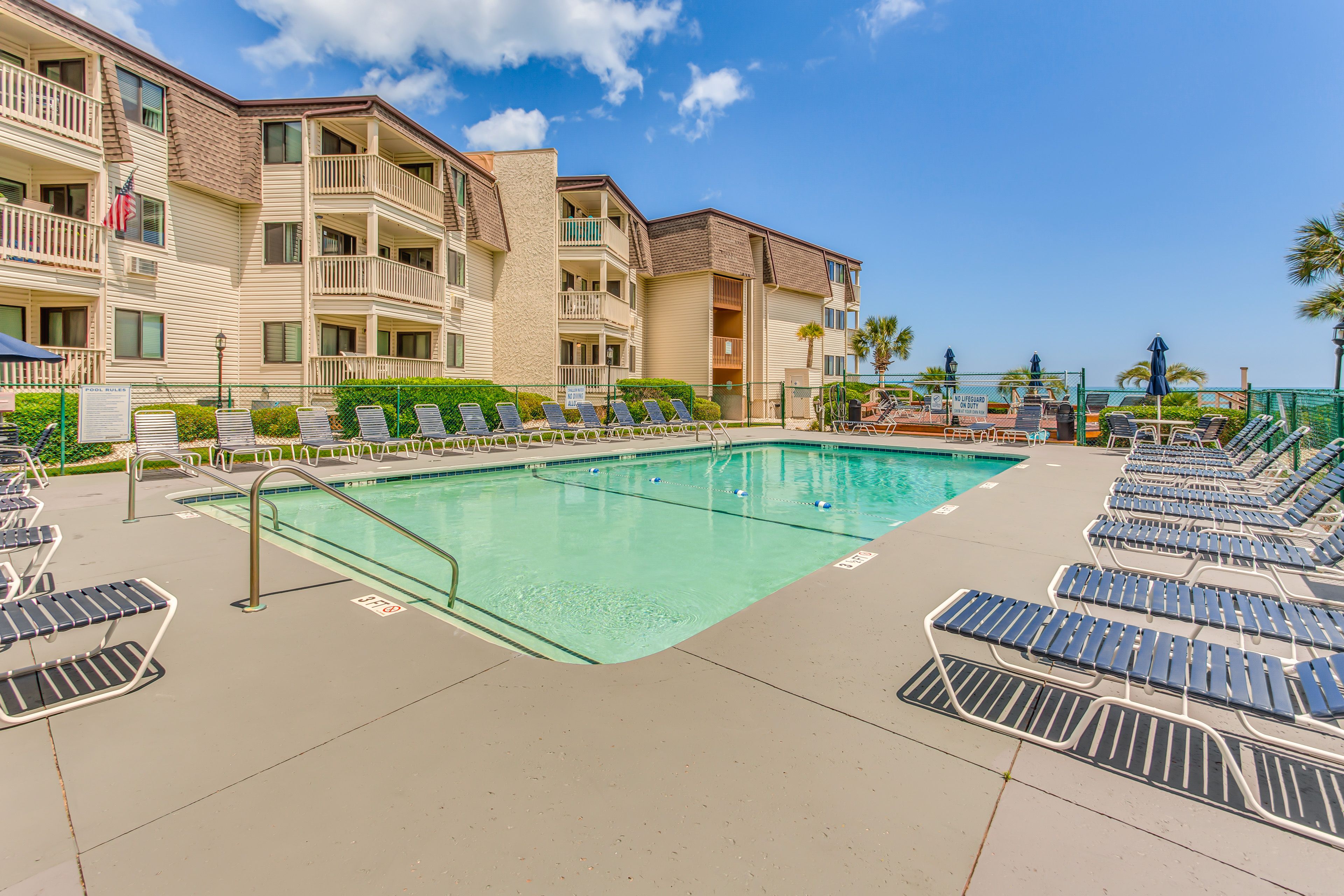 Community Amenities | Outdoor Pool | Sun Deck