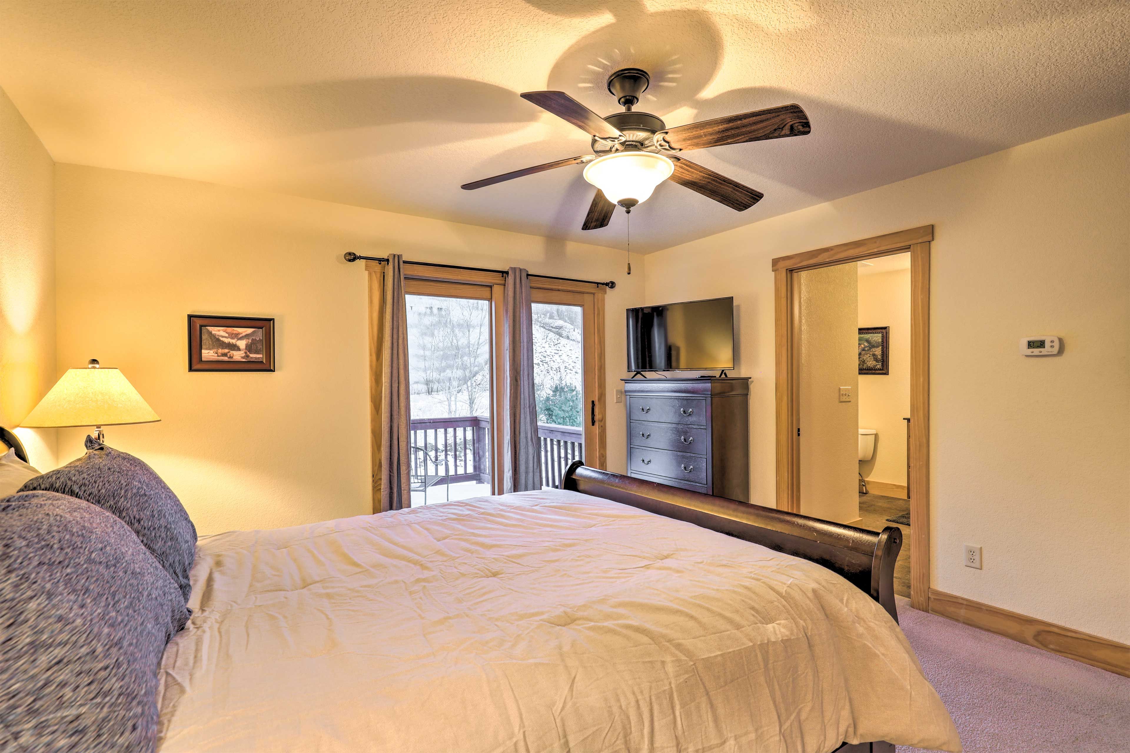 Bedroom 2 | 2nd Floor | Queen Bed