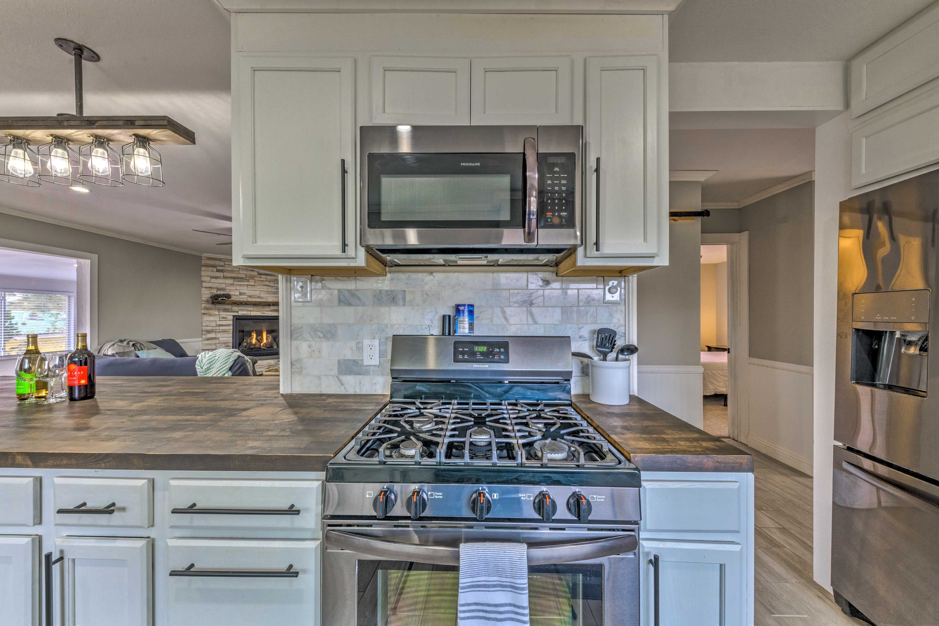 Kitchen | Paper Towels/Trash Bags Provided