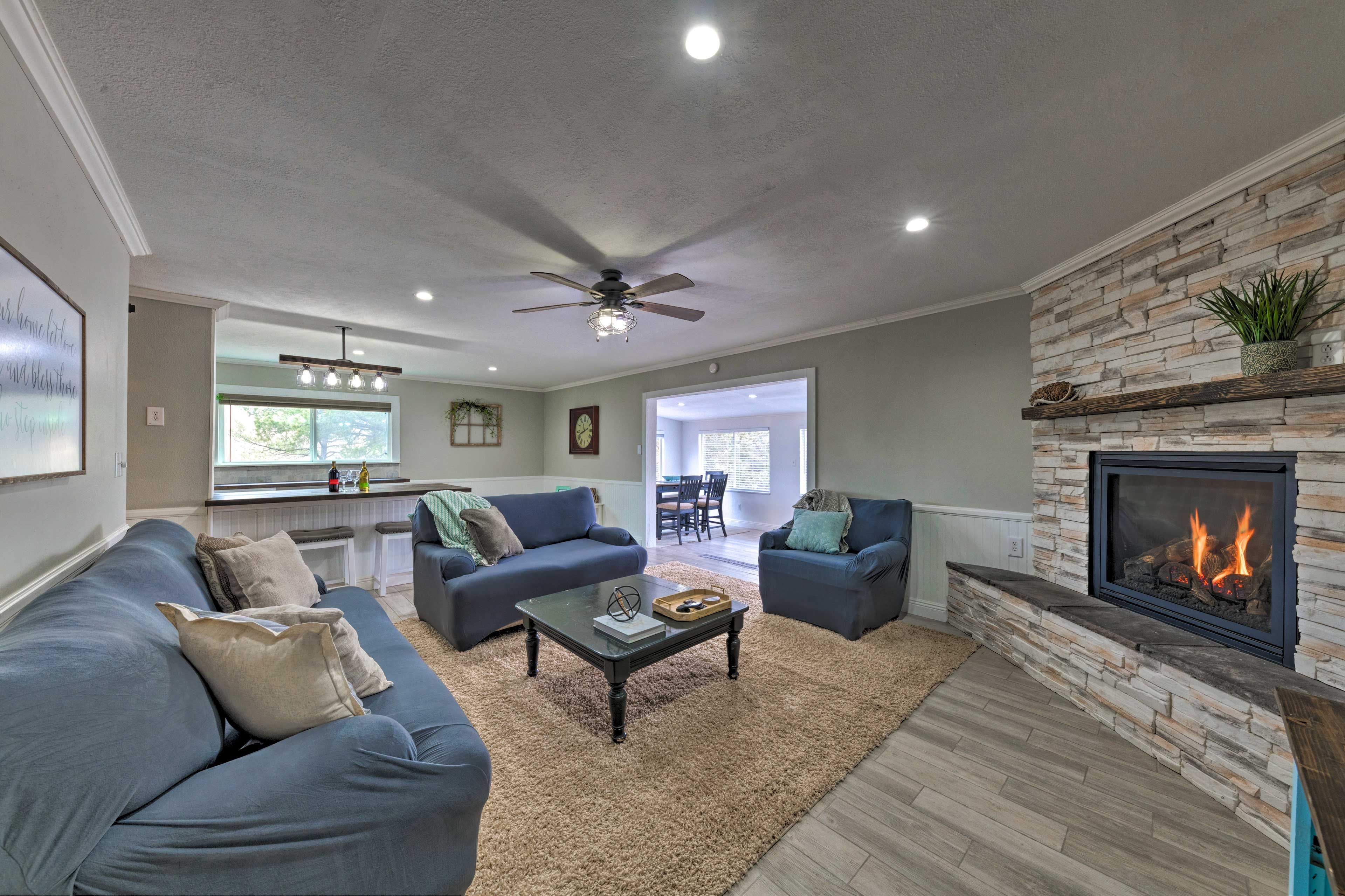 Living Room | Smart TV | Gas Fireplace