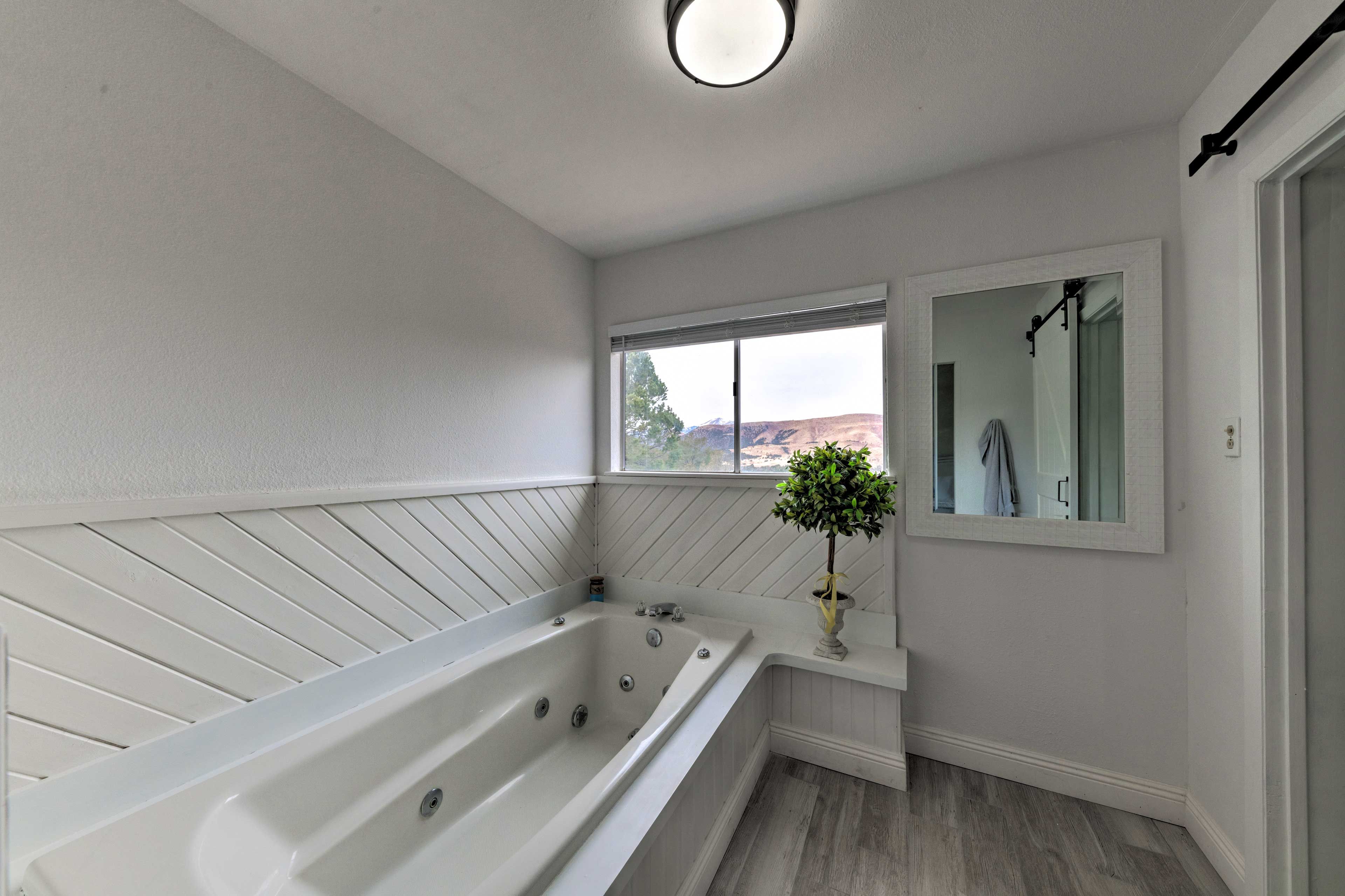 En-Suite Bathroom | Jetted Tub