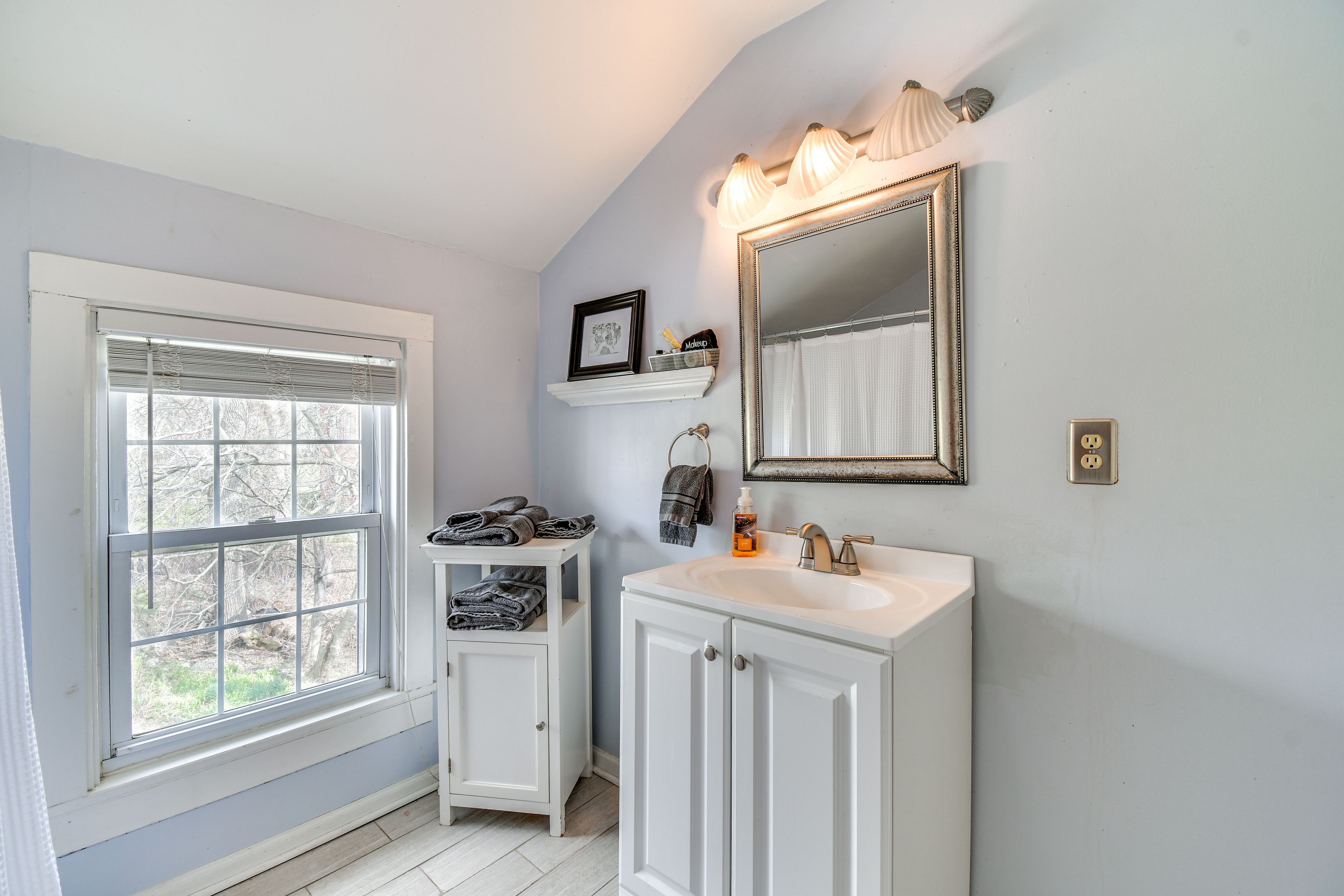 Full Bathroom | 2nd Floor