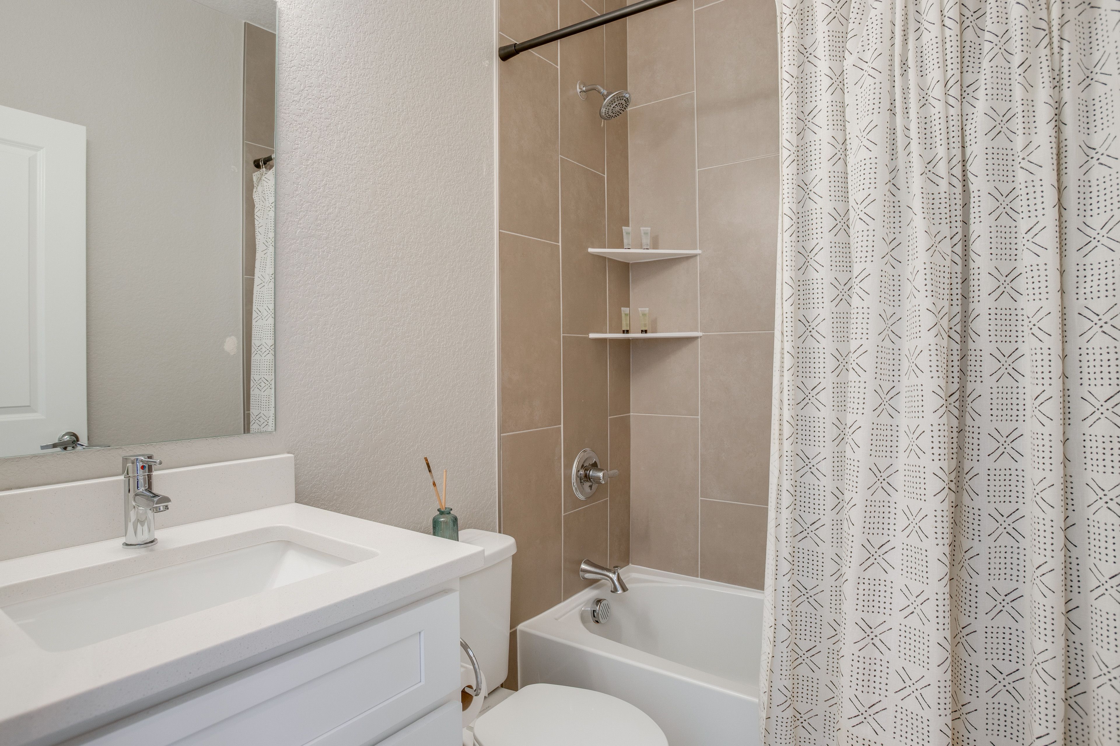 Full Bathroom | Complimentary Toiletries