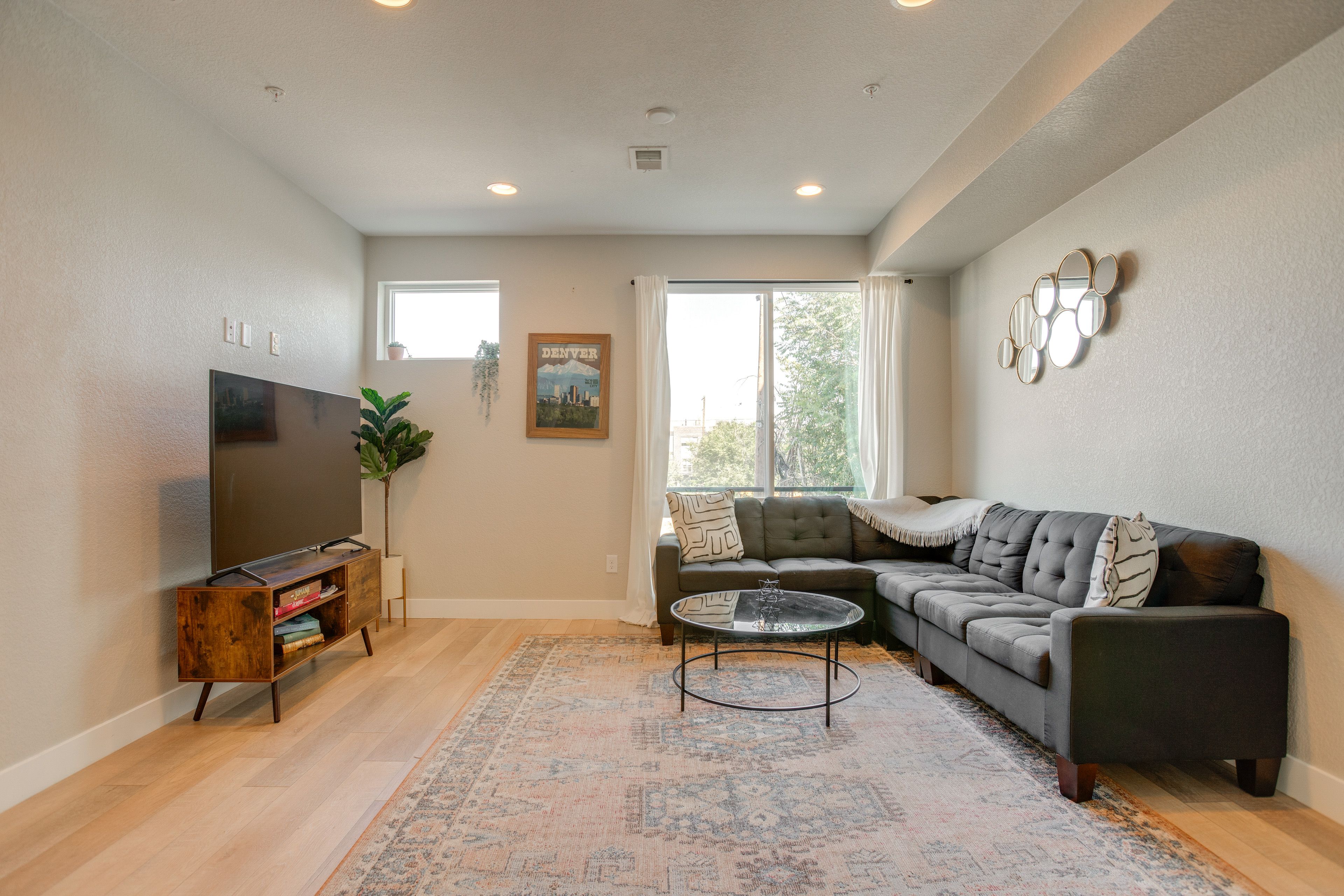 Living Room | Smart TV | Board Games