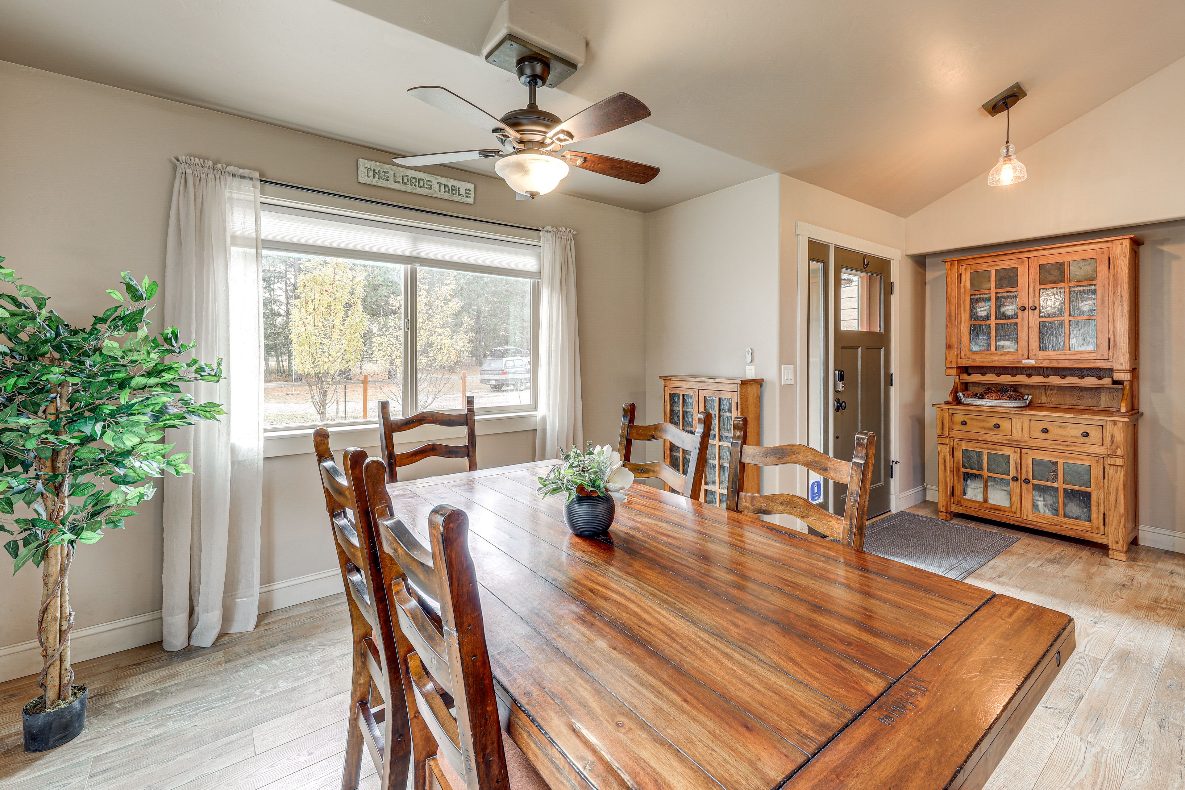 Dining Area | 6-Person Table