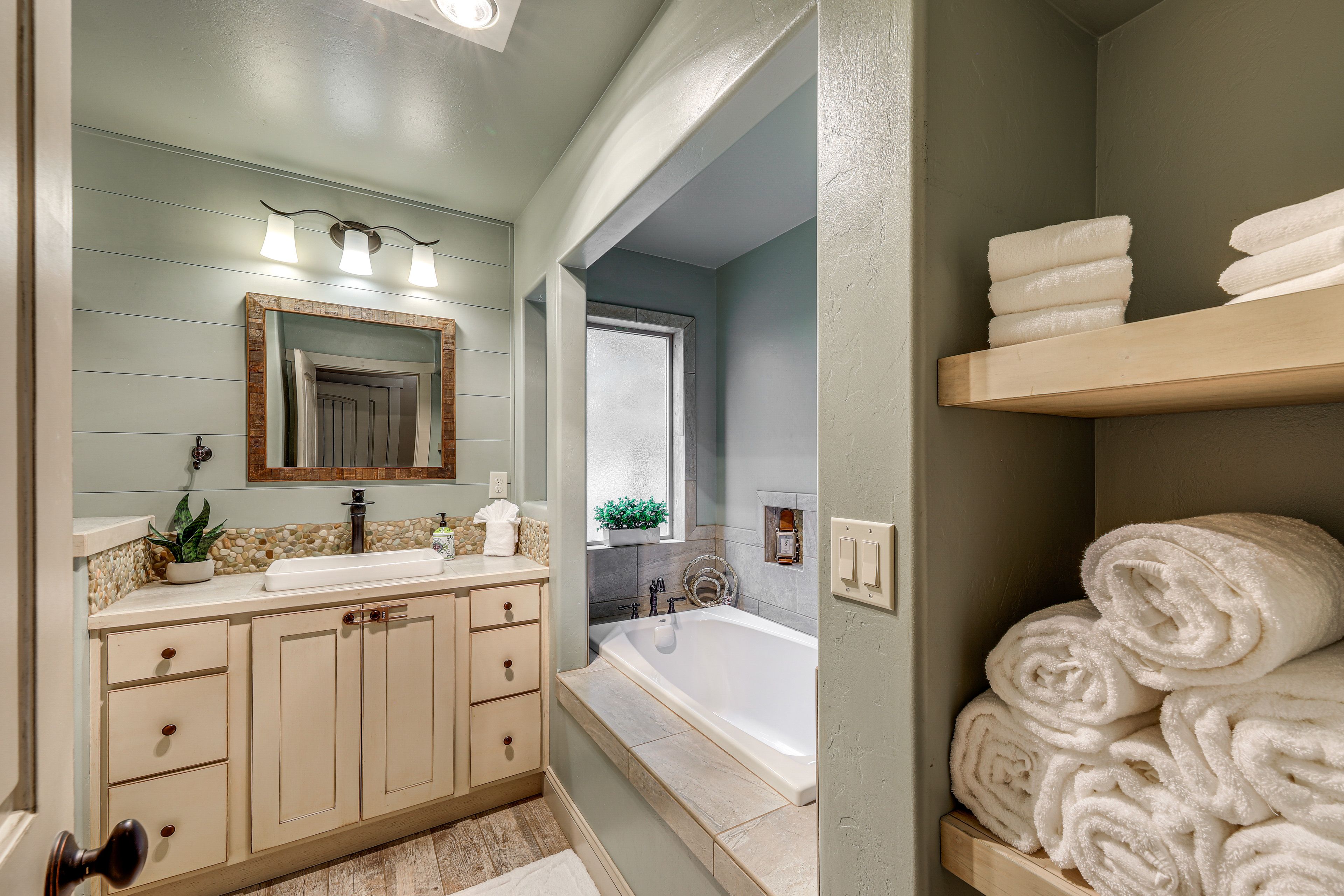 Full Bathroom | 1st Floor