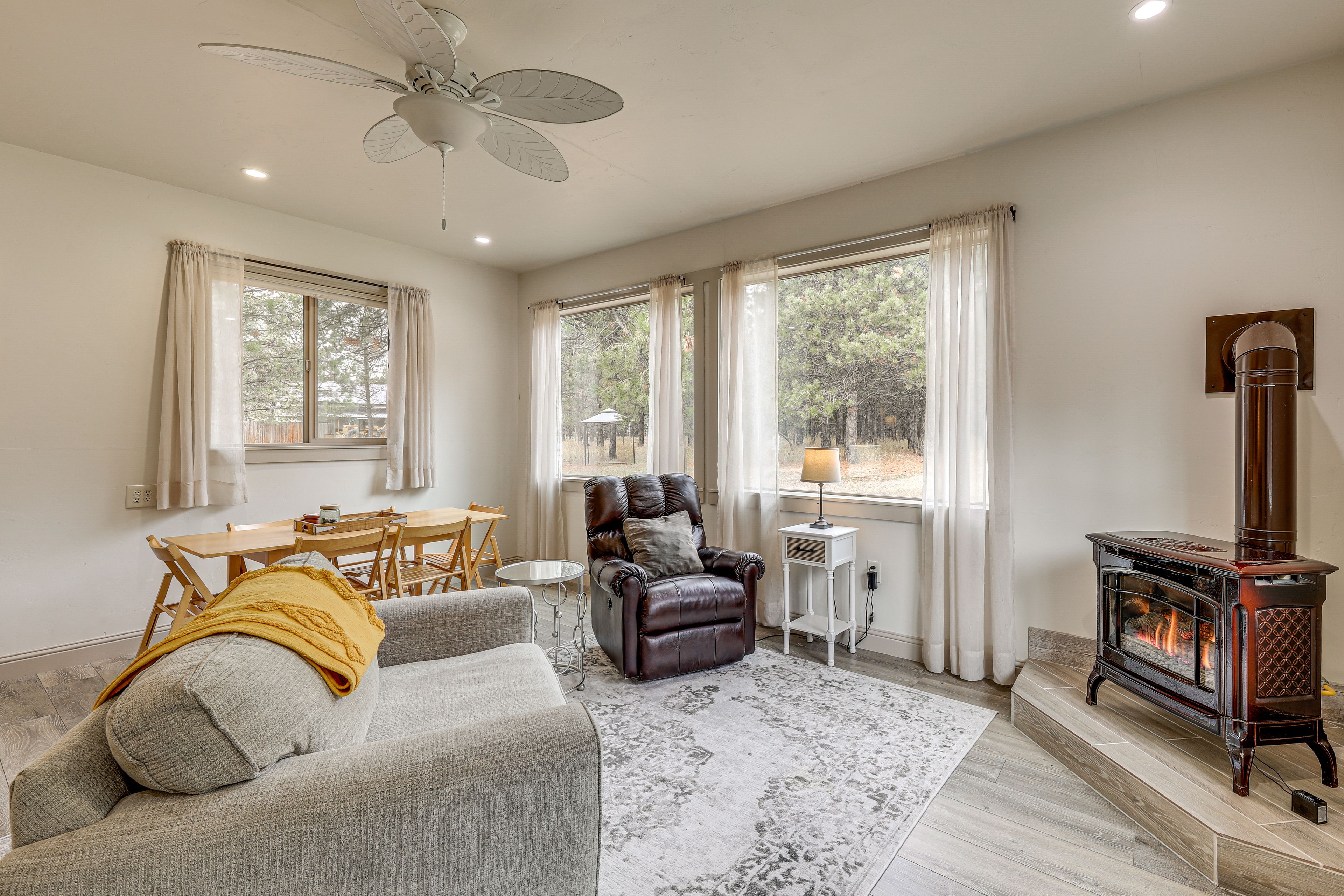 Additional Living Area | Wood-Burning Stove | 6-Person Table