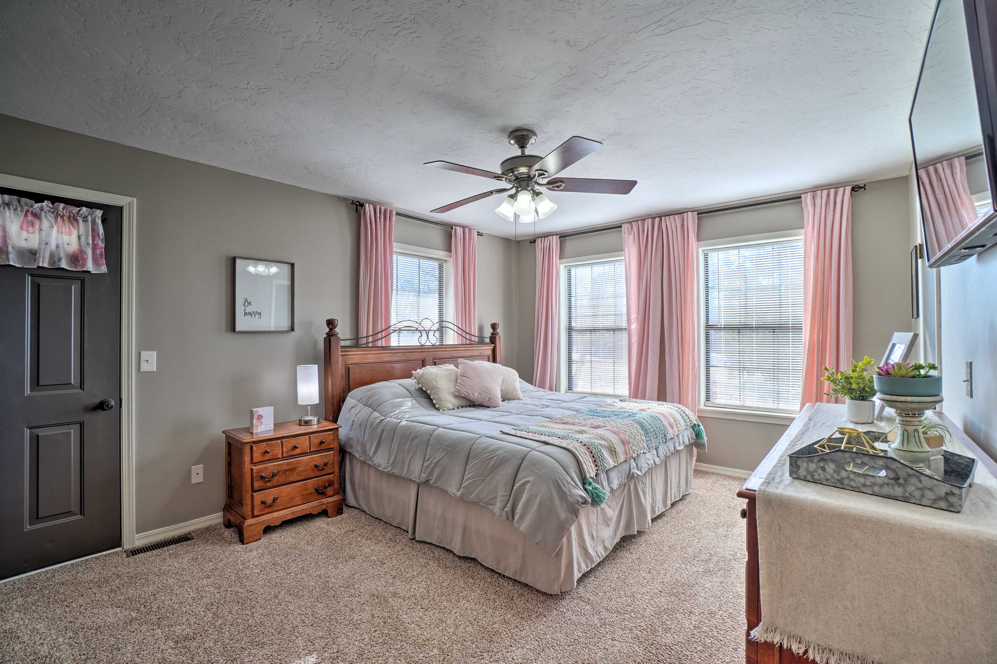 Bedroom 1 | King Bed | Main Floor