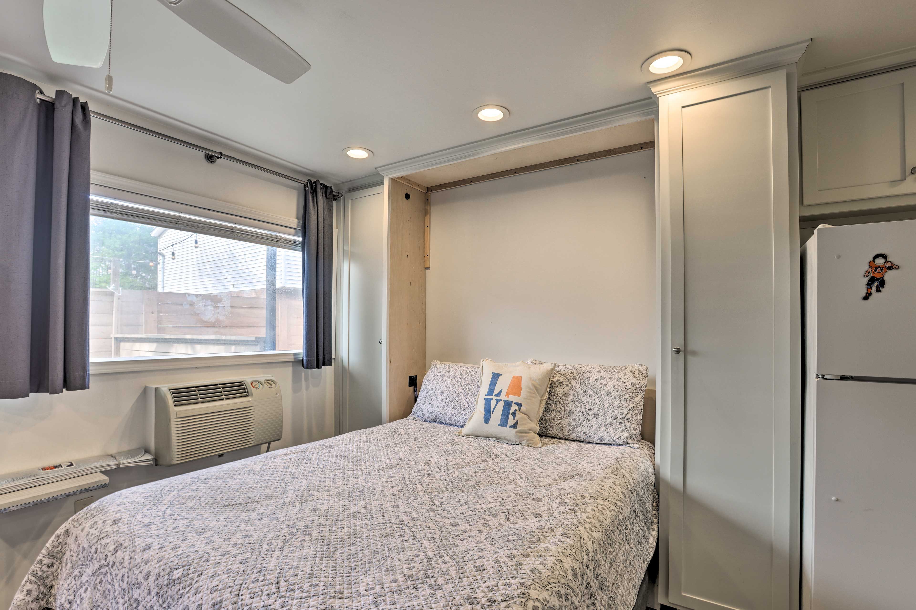 Studio | Queen Murphy Bed | Linens Provided