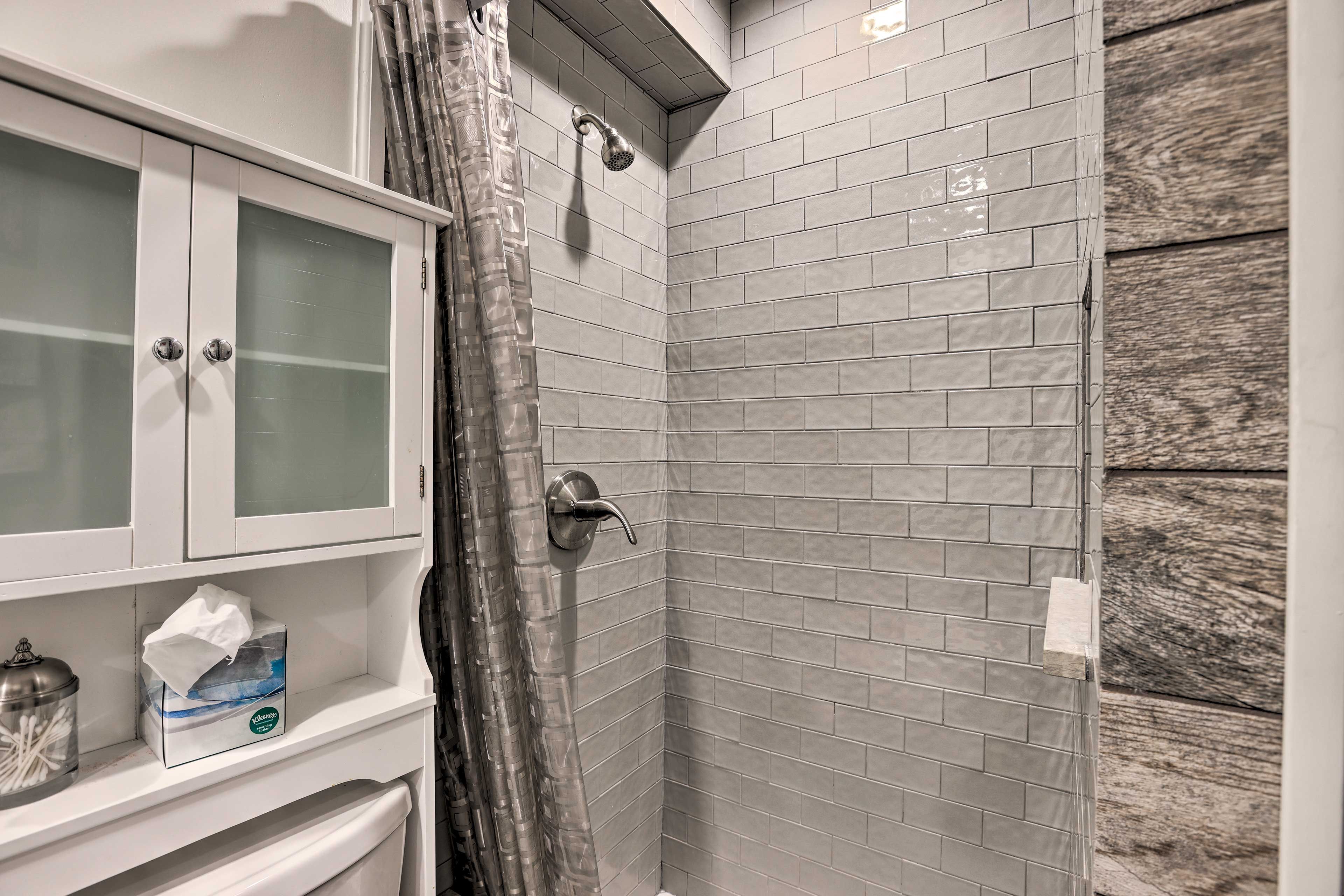 Full Bathroom | Towels Provided