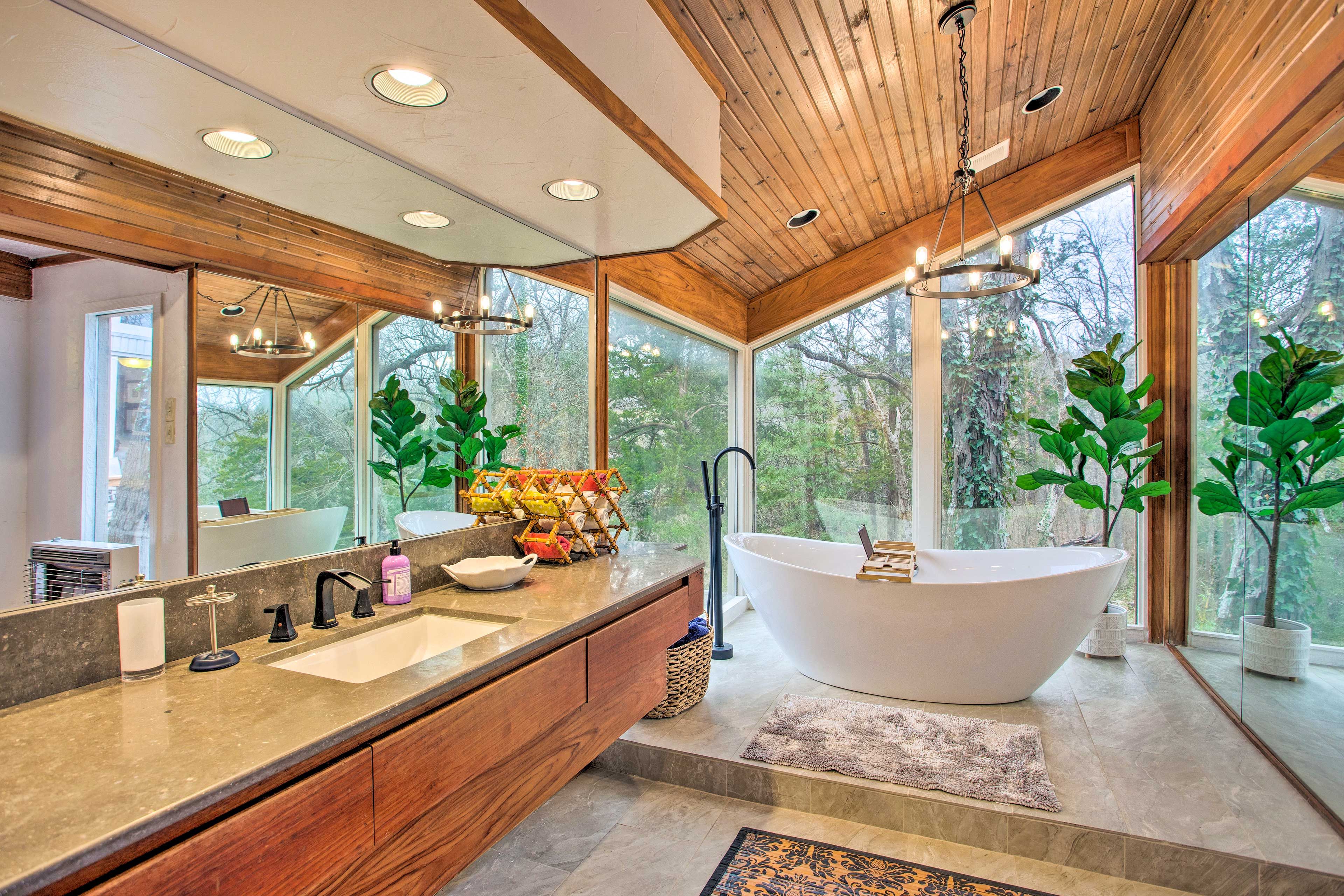 Full En-Suite Bathroom | Towels Provided | Standalone Tub