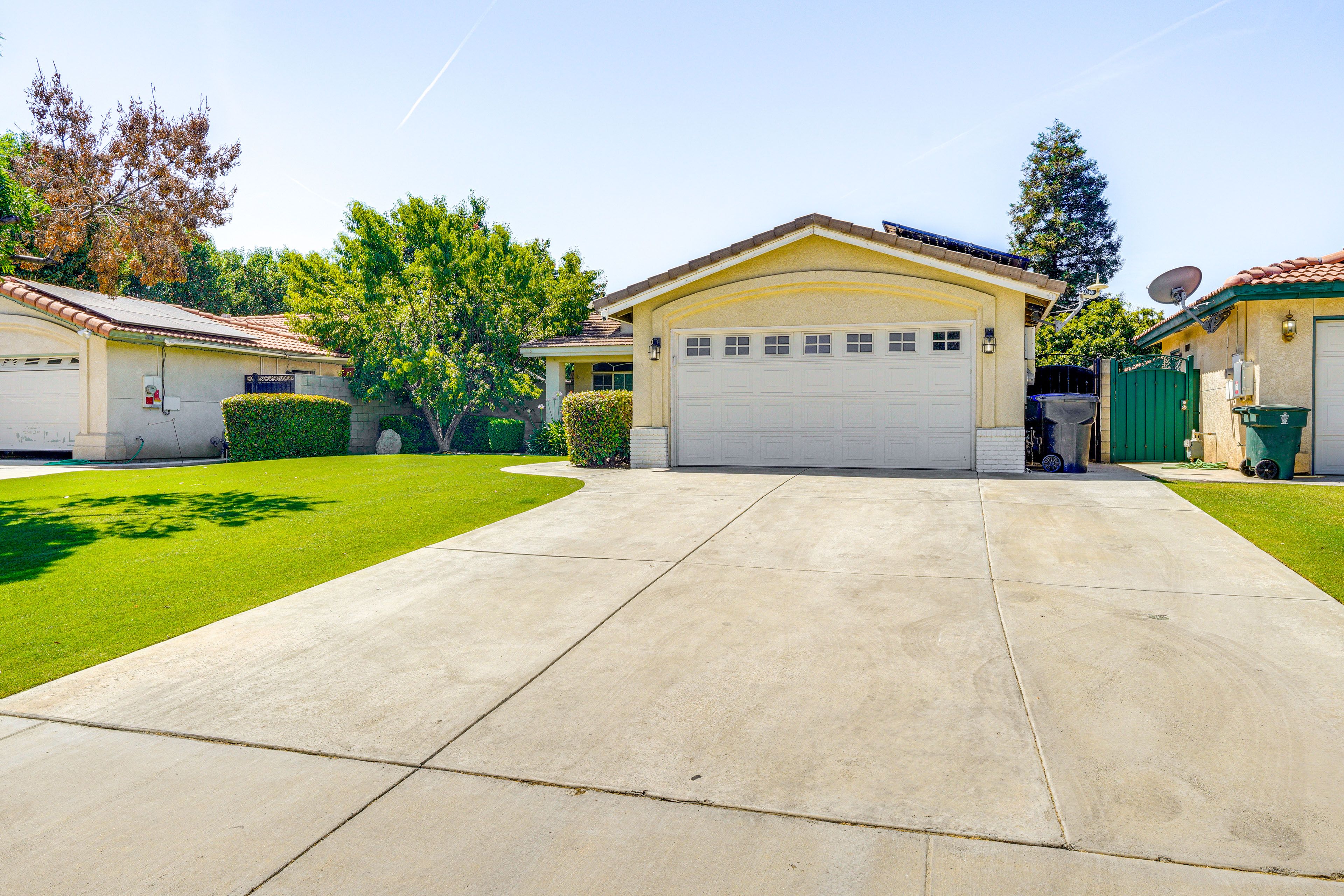 Parking | Covered Parking (5 Vehicles) | Driveway (1 Vehicle) | RV/Trailer