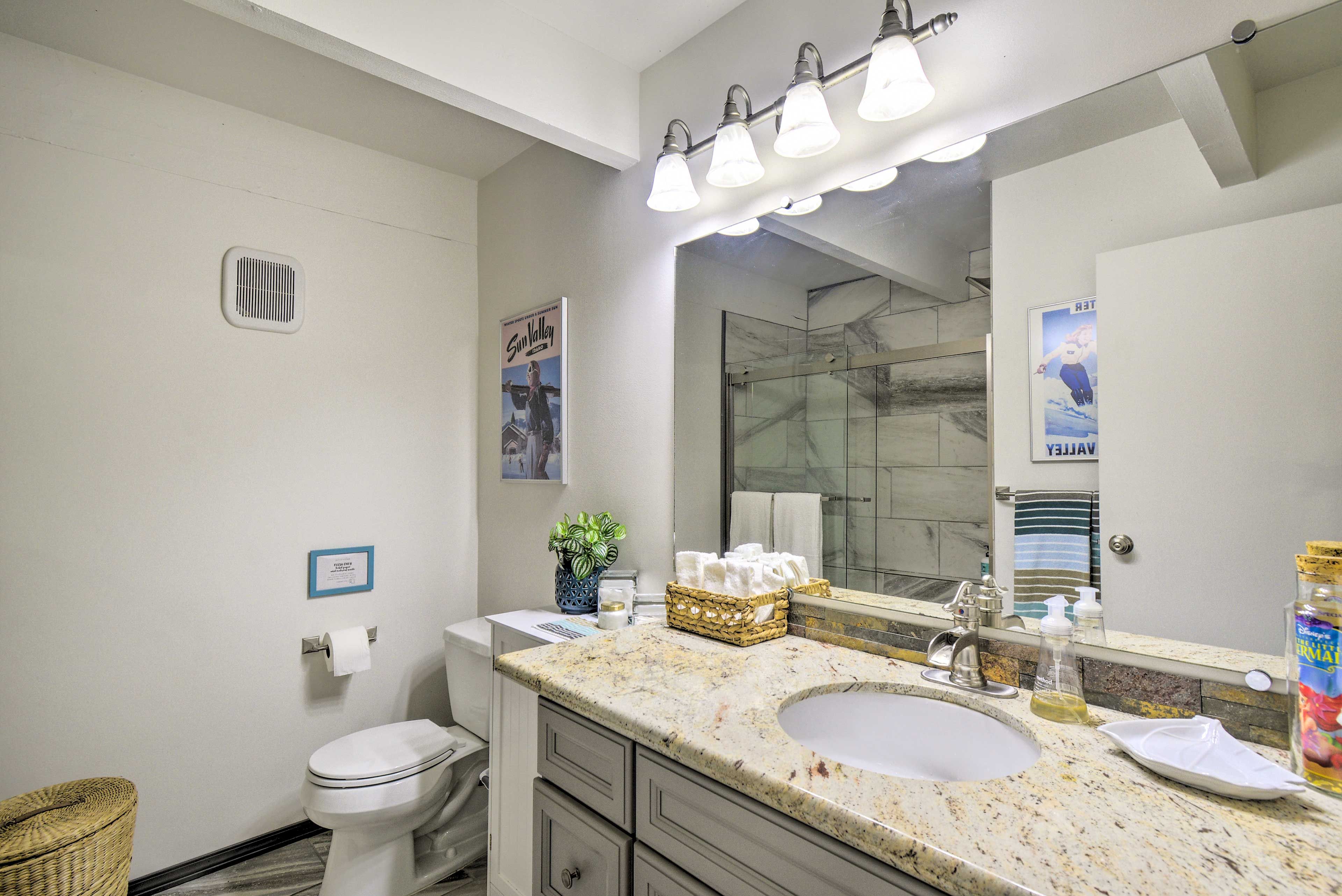 Full Bathroom | 1st Floor | Complimentary Toiletries | Towels Provided