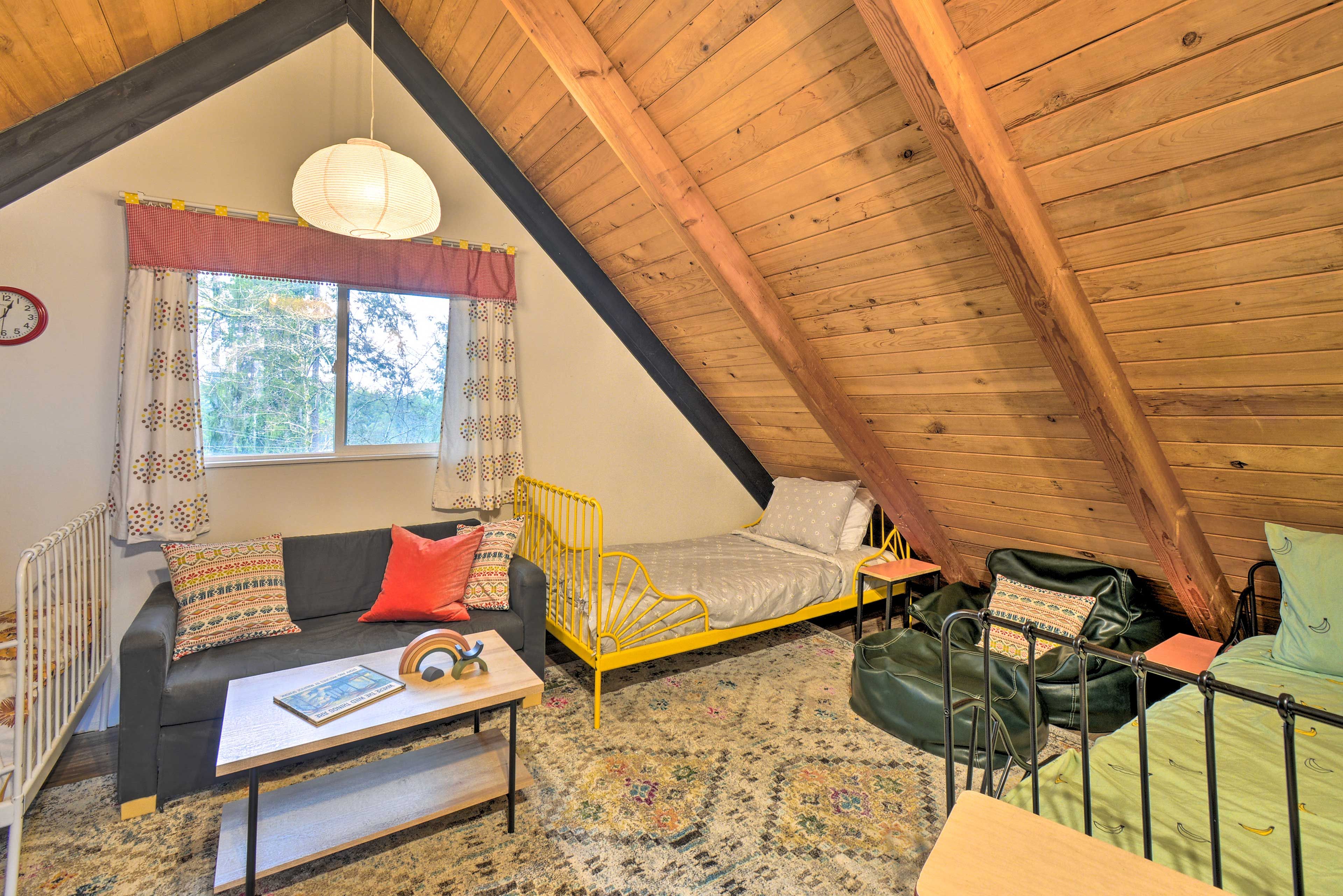 Bedroom 2 | 3 Twin Beds | 2nd Floor | Smart TV | DVDs | Books & Board Games